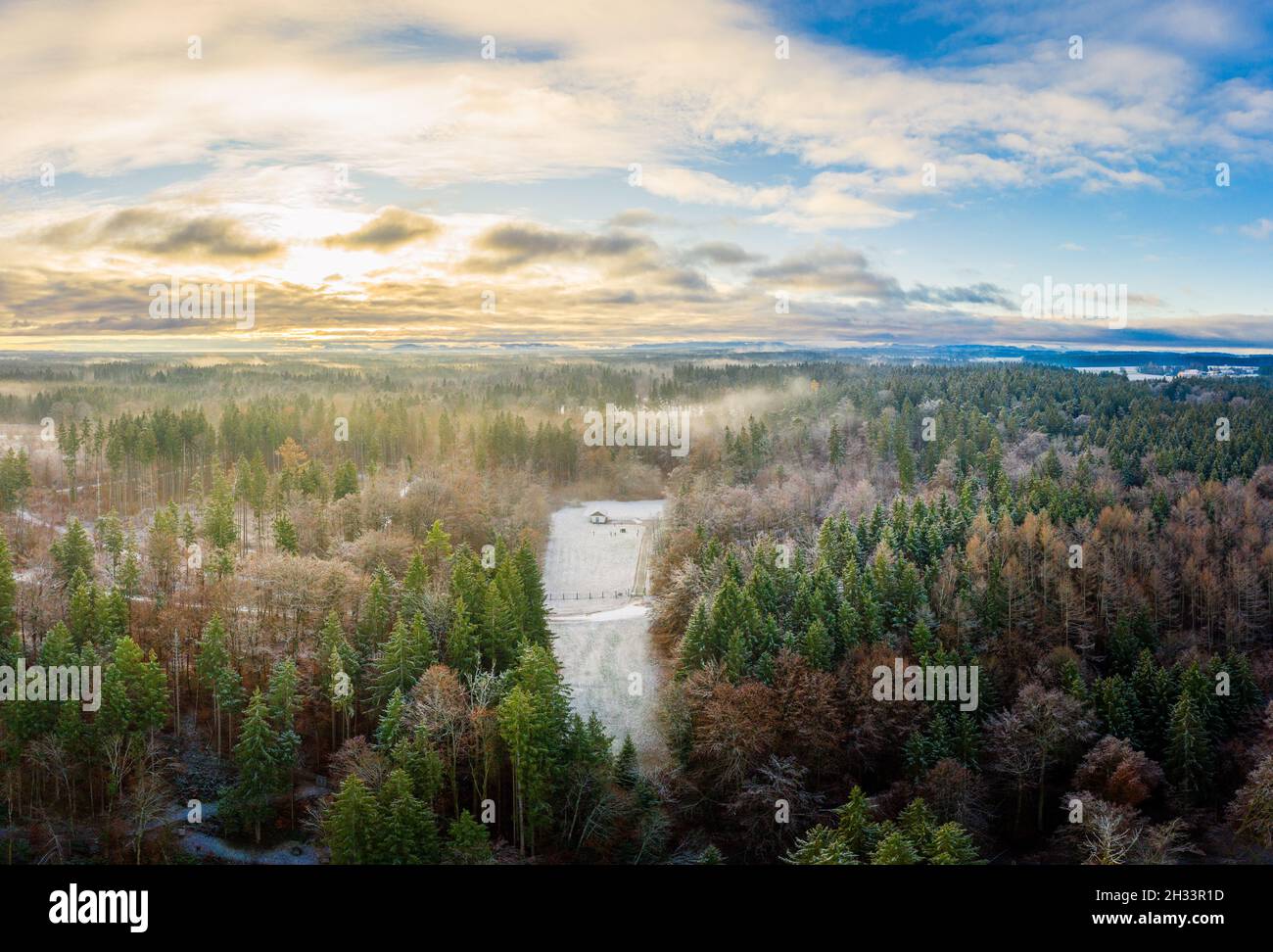 Idyllique maison placée au milieu d'une forêt de couleur d'automne avec de la neige sur le sol à la saison d'hiver, se sentir bien situé. Banque D'Images
