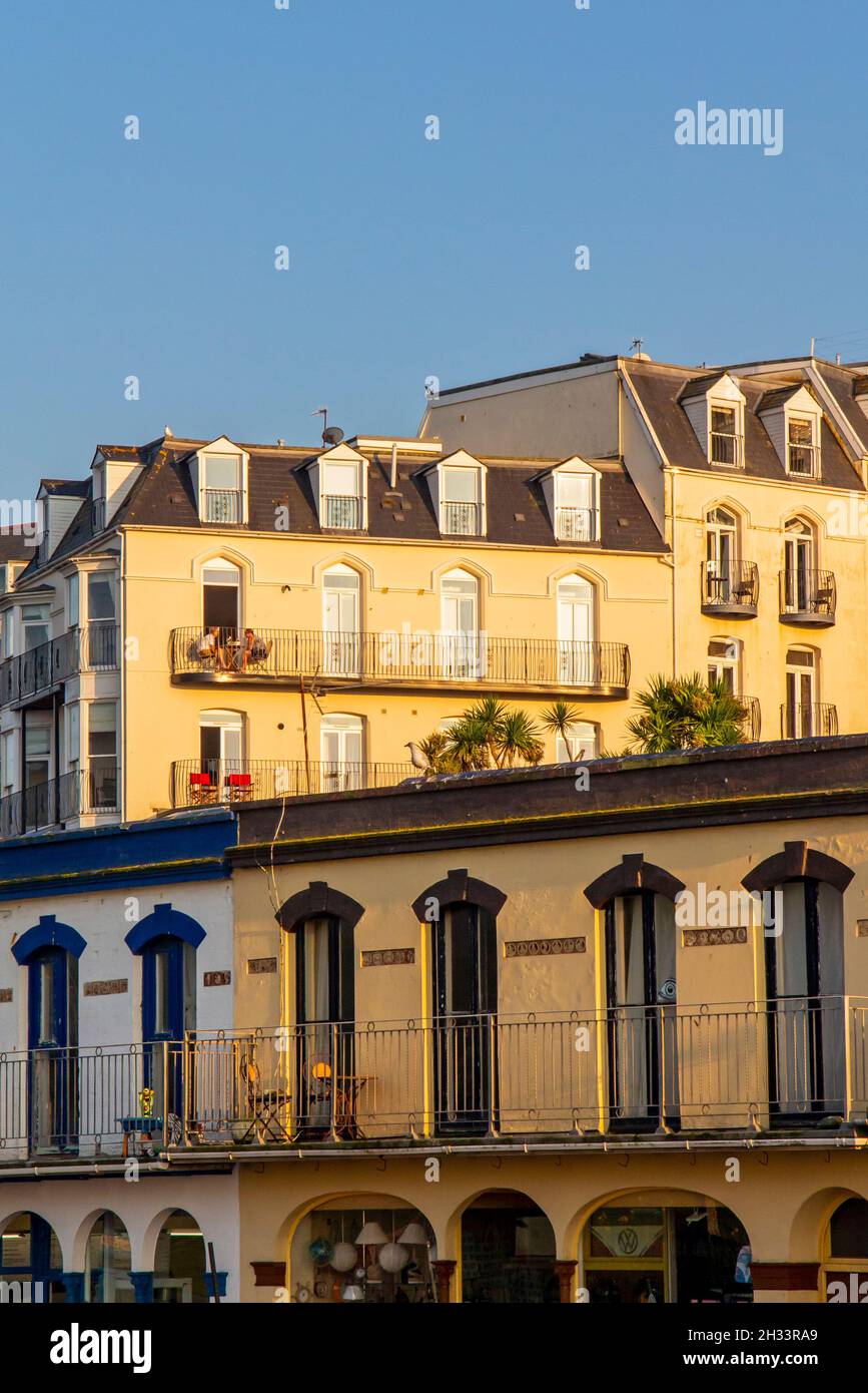Vue sur la ville d'Ilfracombe une station balnéaire populaire sur la côte nord du Devon dans le sud-ouest de l'Angleterre britannique entouré de collines. Banque D'Images