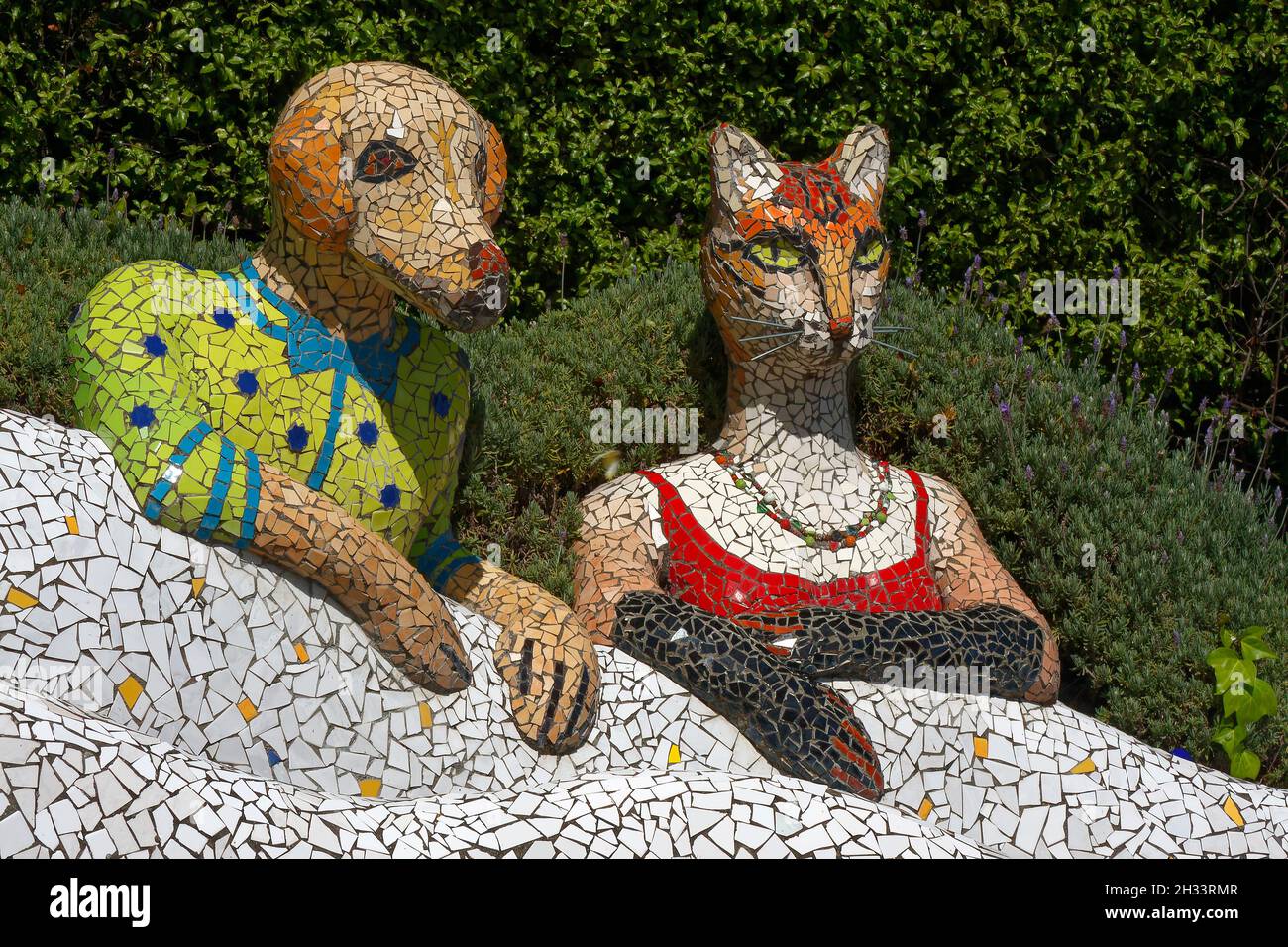 sculpture de jardin, mosaïque, chat, chien, fantaisiste,Créatif, animaux, animaux de compagnie, art, The Giants House,Akaroa, Nouvelle-Zélande Banque D'Images