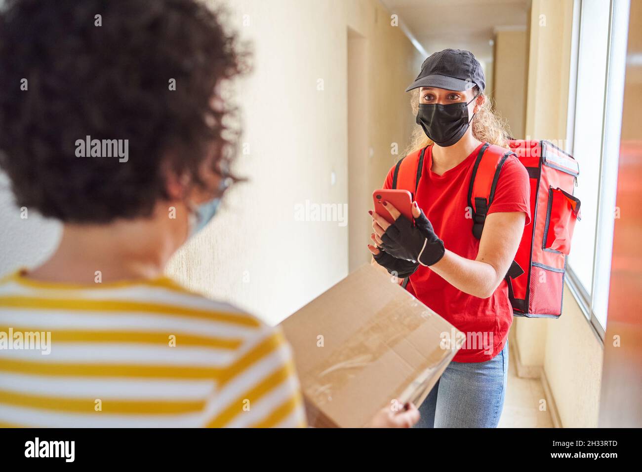 Femme qui a livré l'appareil à l'aide d'un téléphone portable pour confirmer la livraison Banque D'Images