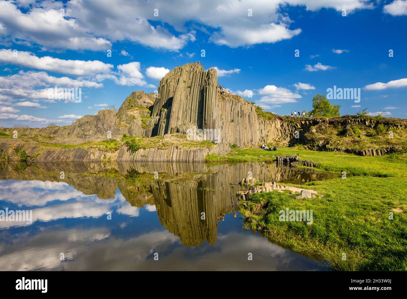 Structures polygonales de colonnes de basalte, monument naturel Panska skala près de Kamenicky Senov, République Tchèque. Tuyaux d'orgue de basalte de Panska Skala près de Ka Banque D'Images