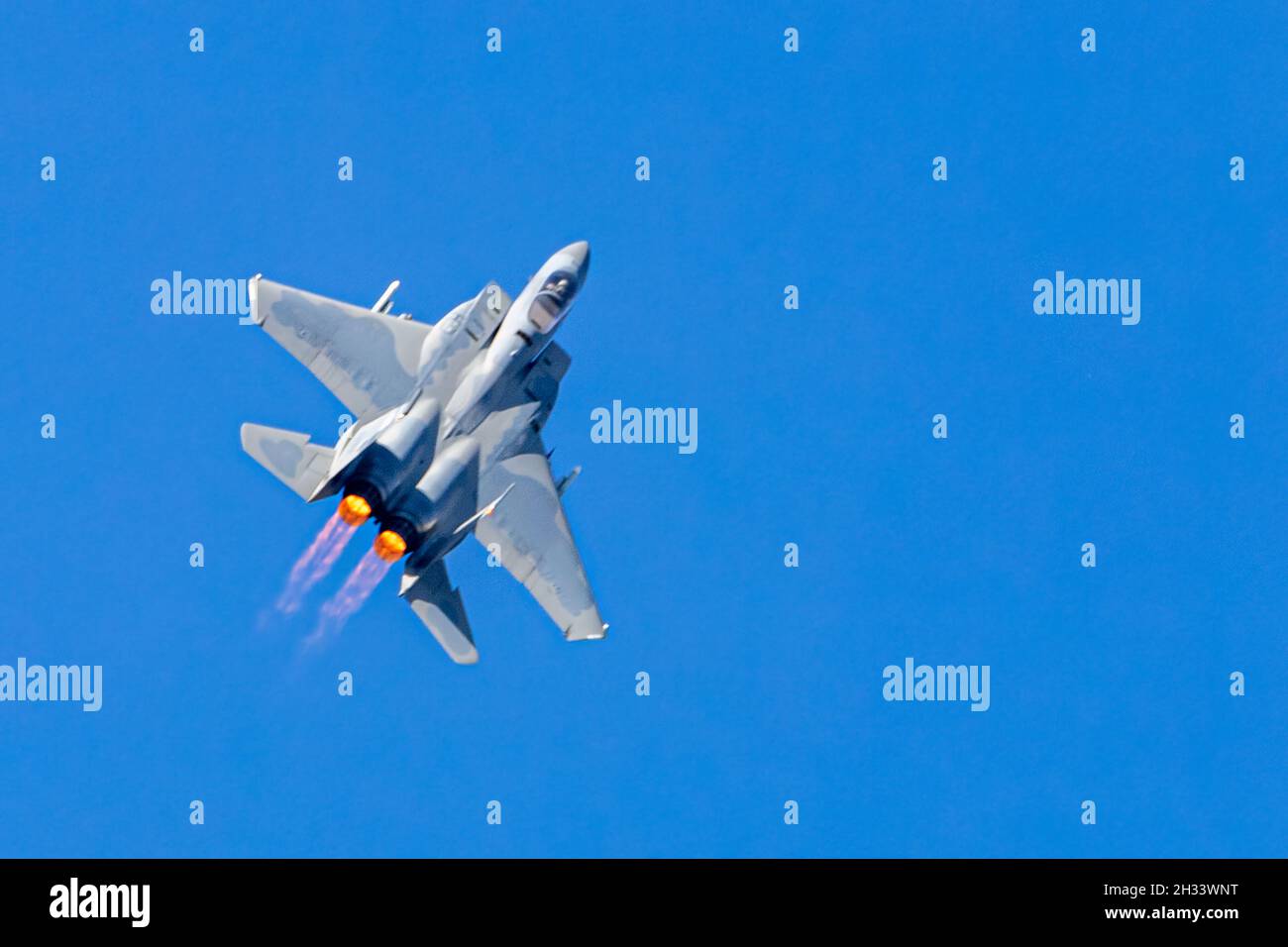 F-15 Eagle du 173e groupe de chasseurs escalade et banque en plein après-coup.Capturé au-dessus de Redding California, États-Unis. Banque D'Images