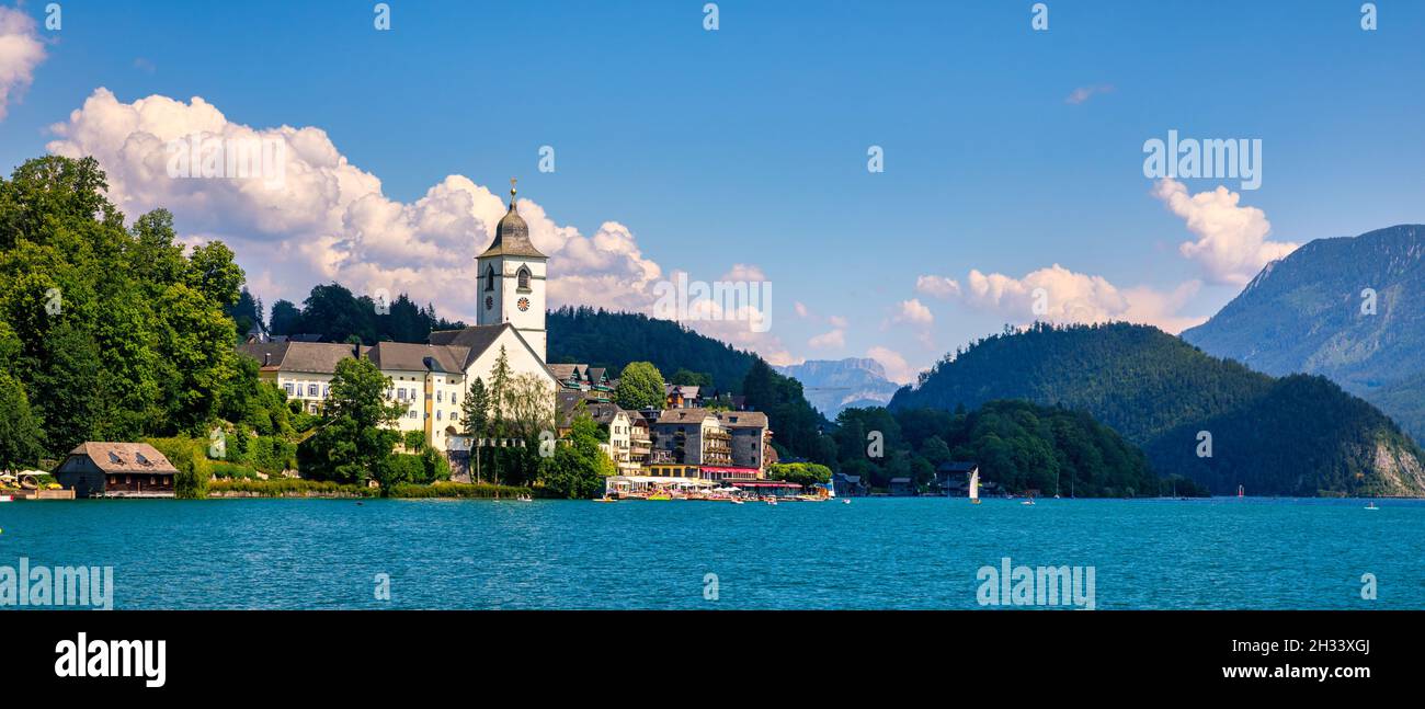 Promenade en remblai au lac Wolfgangsee en Autriche. Wolfgangsee est l'un des lacs les plus connus de la région touristique de Salzkammergut en Autriche. Vil Banque D'Images