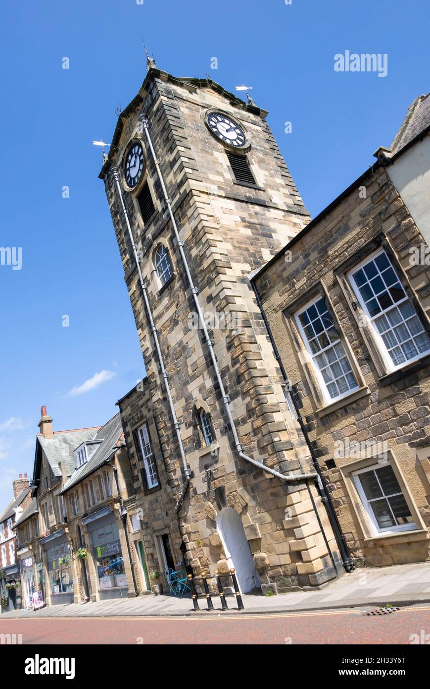 La tour de l'horloge de l'hôtel de ville de Fenkle Street à Alnwick Northumberland Northumbria Angleterre GB Europe Banque D'Images