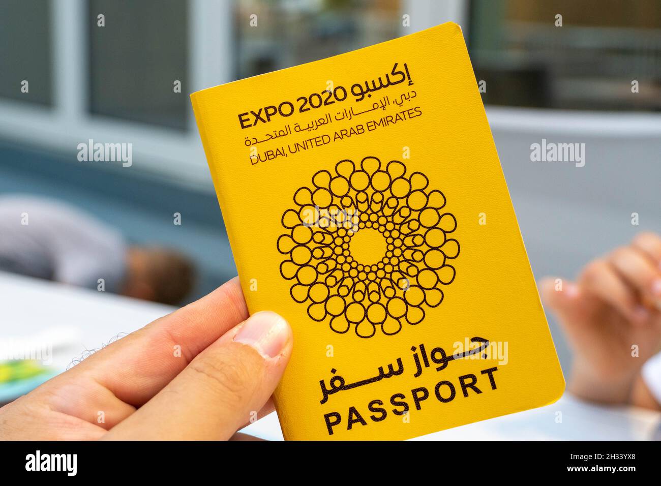 '10.21.2021 - Dubaï, Émirats Arabes Unis - Passeport jaune Expo 2020 pour les collections de timbres sur les pavillons' Banque D'Images