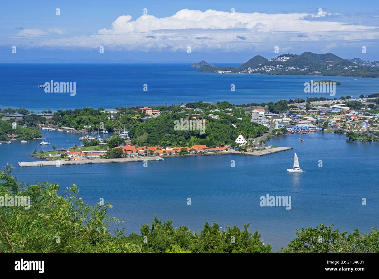 Vue sur la baie et port abrité / port de Castries, capitale de l'île Sainte-Lucie dans la mer des Caraïbes Banque D'Images