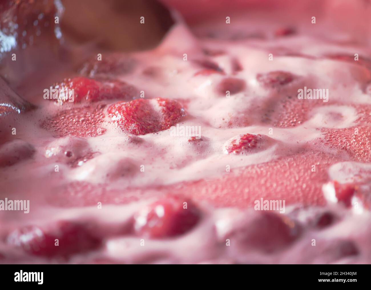 Processus de cuisson de la confiture de fraises maison. Banque D'Images