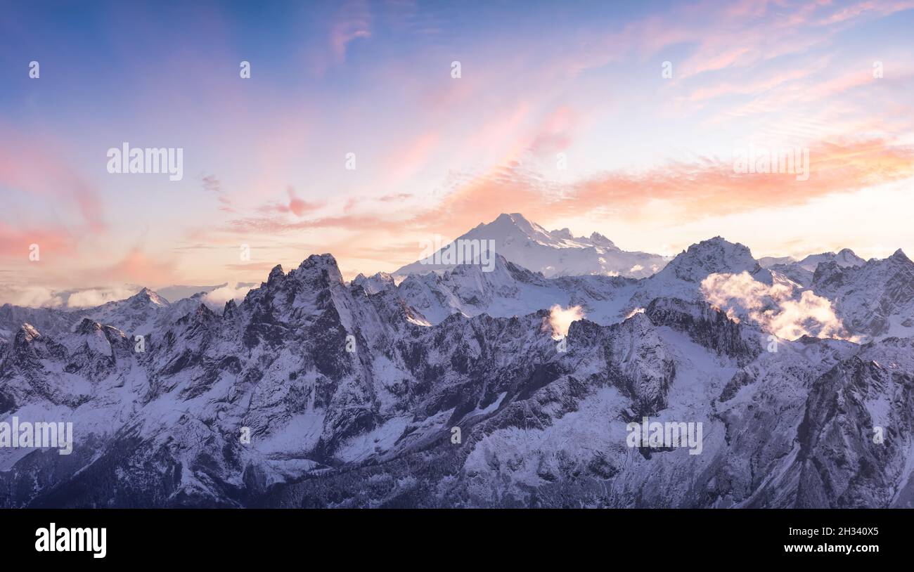 Vue aérienne des montagnes Rocheuses canadiennes avec de la neige au sommet Banque D'Images
