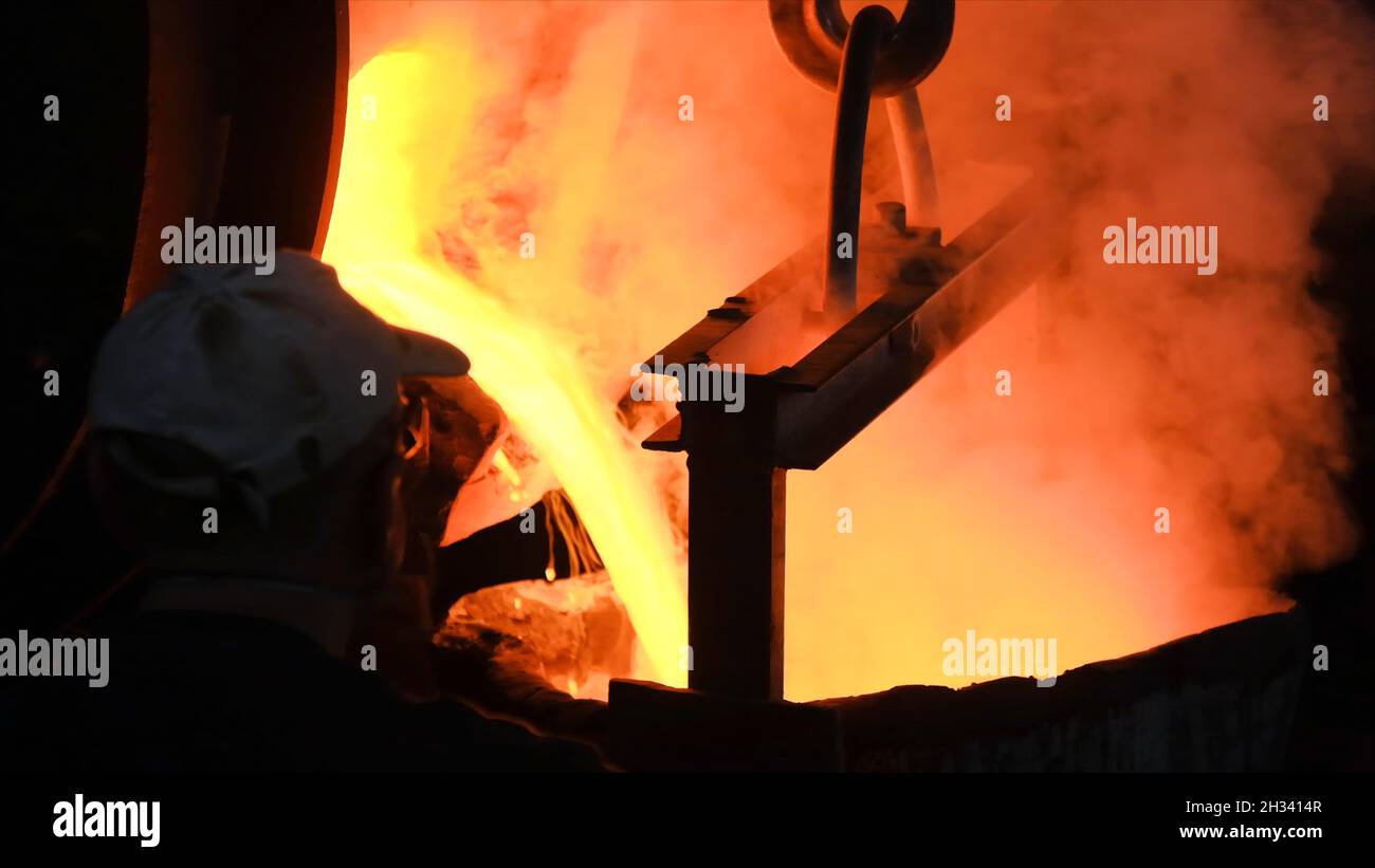 Acier chaud versé à l'usine d'acier.Films.Métal fluide à la fonderie.Verser du métal liquide dans un atelier à foyer ouvert Banque D'Images