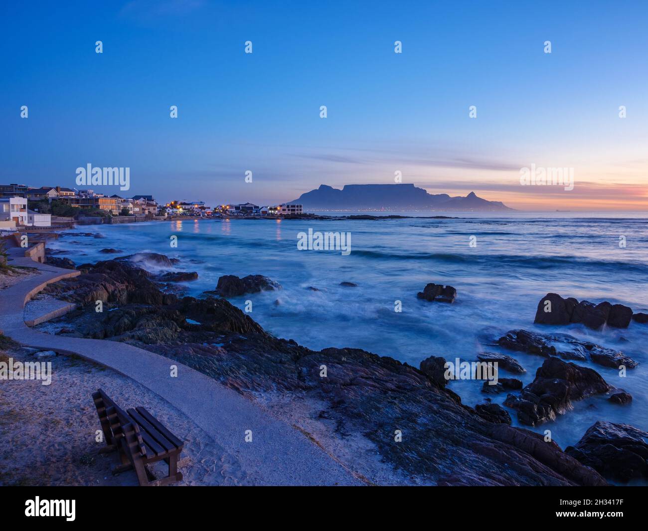 Vue en soirée sur la montagne de la Table vue depuis Big Bay Blouberg Cape Town, Western Cape, Afrique du Sud. Banque D'Images