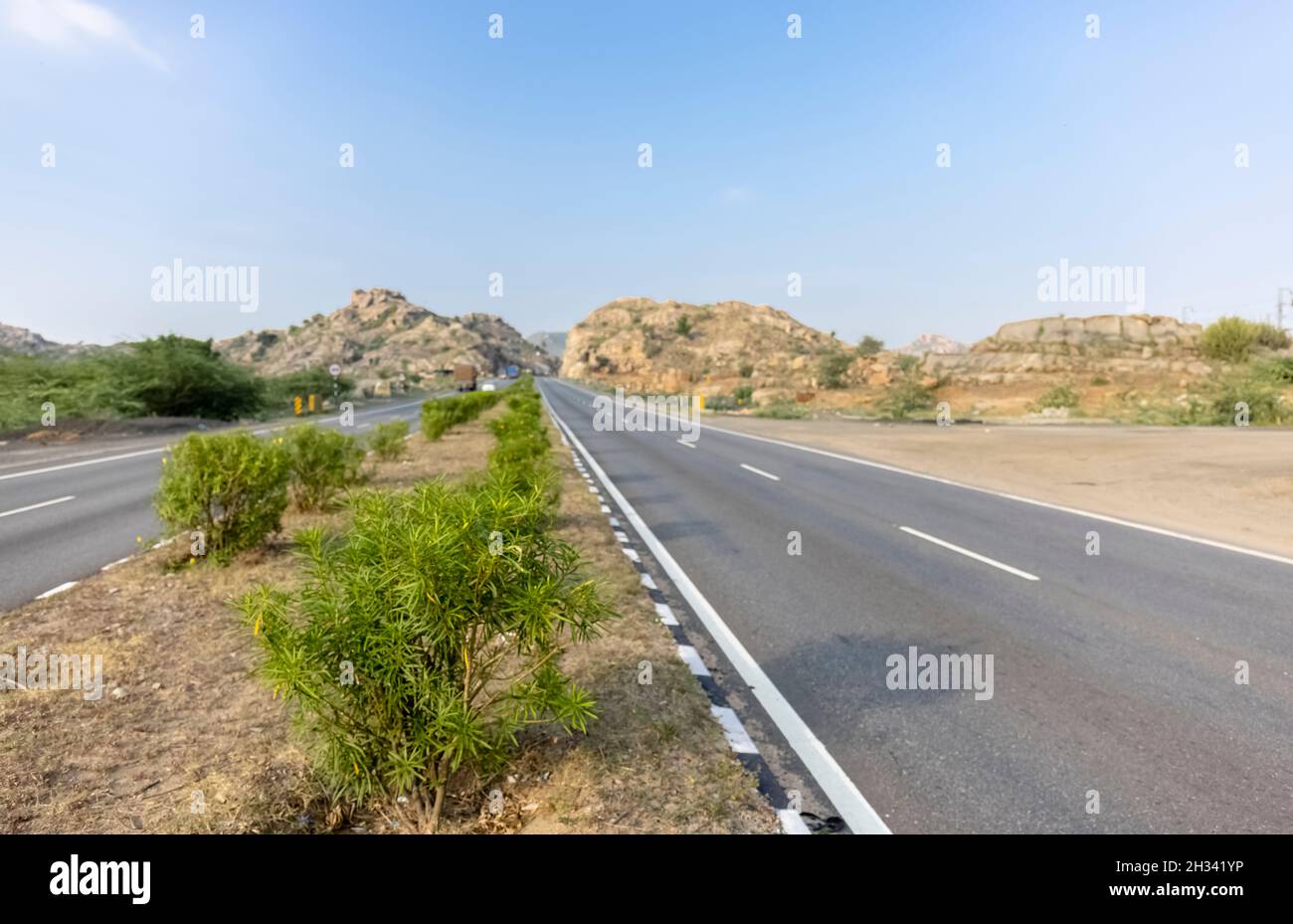 Jodhpur, Inde - juillet 2021: Autoroute nationale indienne, Paysage des routes indiennes sur la route nationale Jodhpur Jaipur avec des véhicules se déplaçant sur les routes. Banque D'Images