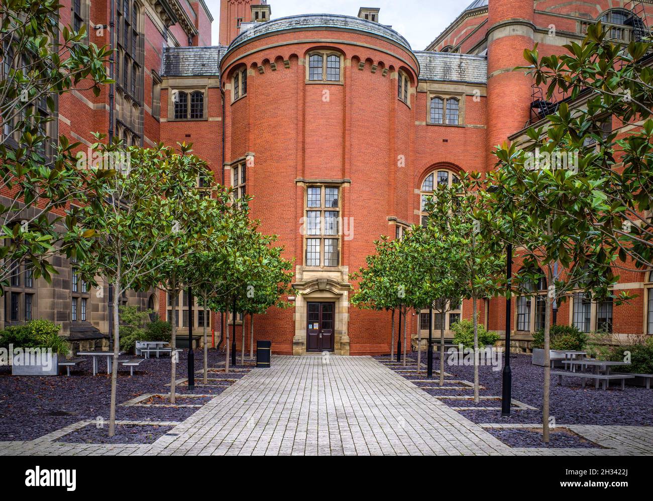 Une cour bordée d'arbres en face du Great Hall Aston Webb de l'université de Birmingham. Banque D'Images