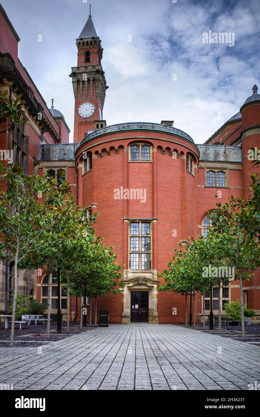 Une cour bordée d'arbres en face de Aston Webb Great Hall.at Birmingham University.Derrière vous se trouve Old Joe, la plus grande tour d'horloge sur pied au monde. Banque D'Images