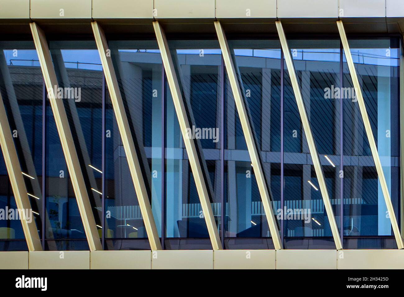 Détail des fenêtres d'un bâtiment moderne avec un design géométrique diagonal fort. Banque D'Images