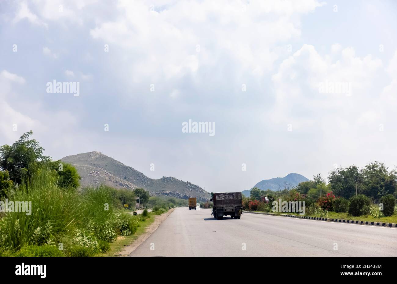 Jodhpur, Inde - juillet 2021: Autoroute nationale indienne, Paysage des routes indiennes sur la route nationale Jodhpur Jaipur avec des véhicules se déplaçant sur les routes. Banque D'Images