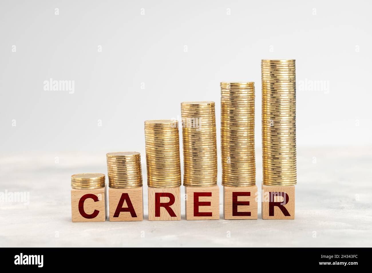 Carrière.Croissance des salaires et des revenus avec un bon emploi.Des piles de pièces d'or, des marches vers le haut, sur les cubes DE CARRIÈRE. Banque D'Images