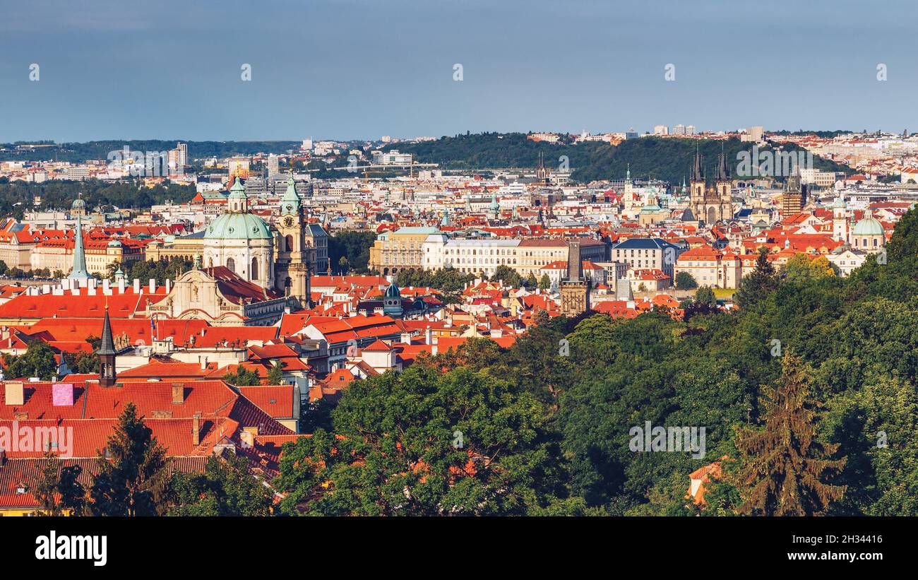 Vue panoramique de la vieille ville de Prague avec des toits. Prague, République Tchèque Banque D'Images