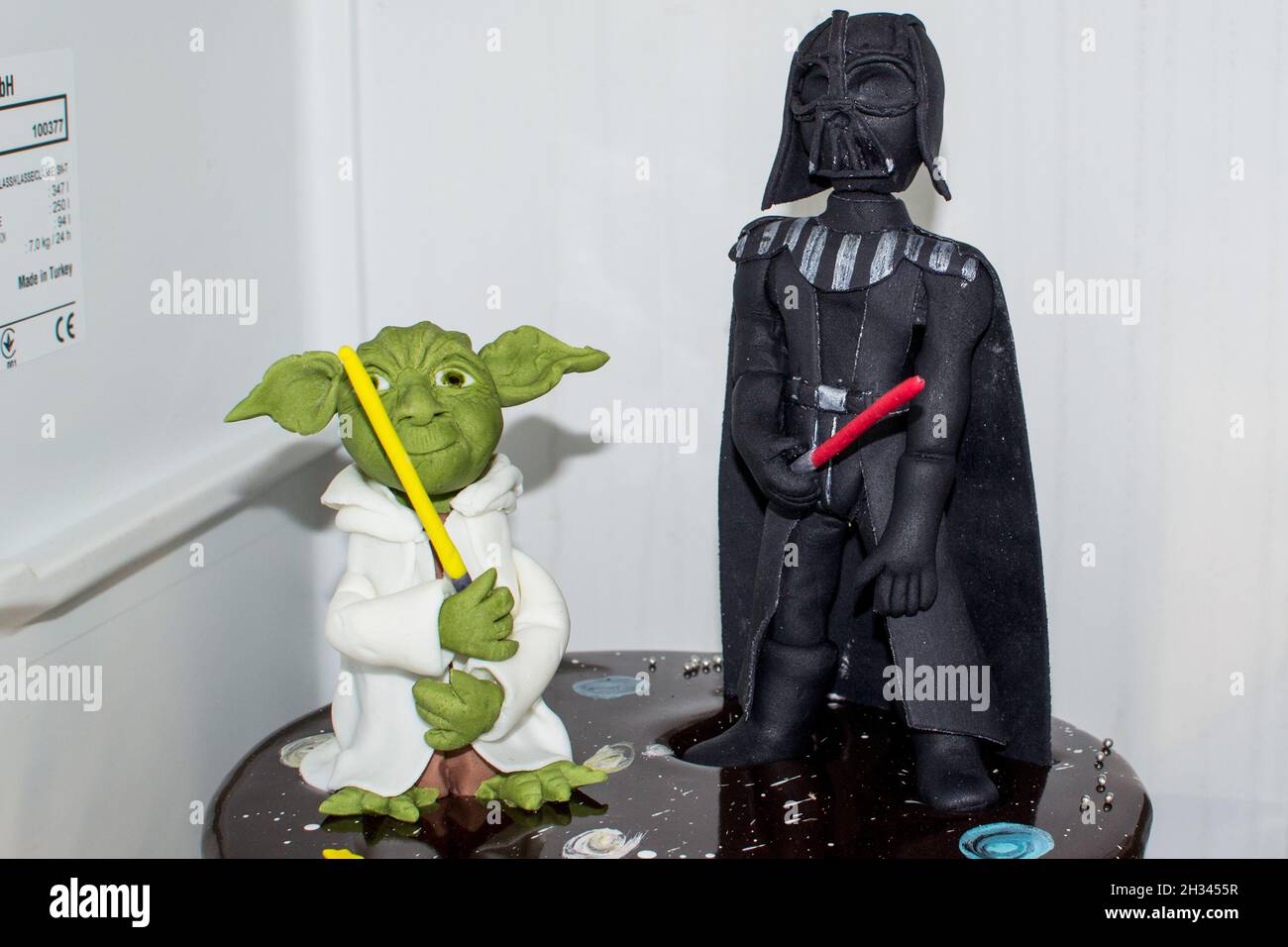 POZNAN, POLOGNE - 06 avril 2018 : gros plan sur un gâteau de Darth Vader et de Master Yoda. Banque D'Images
