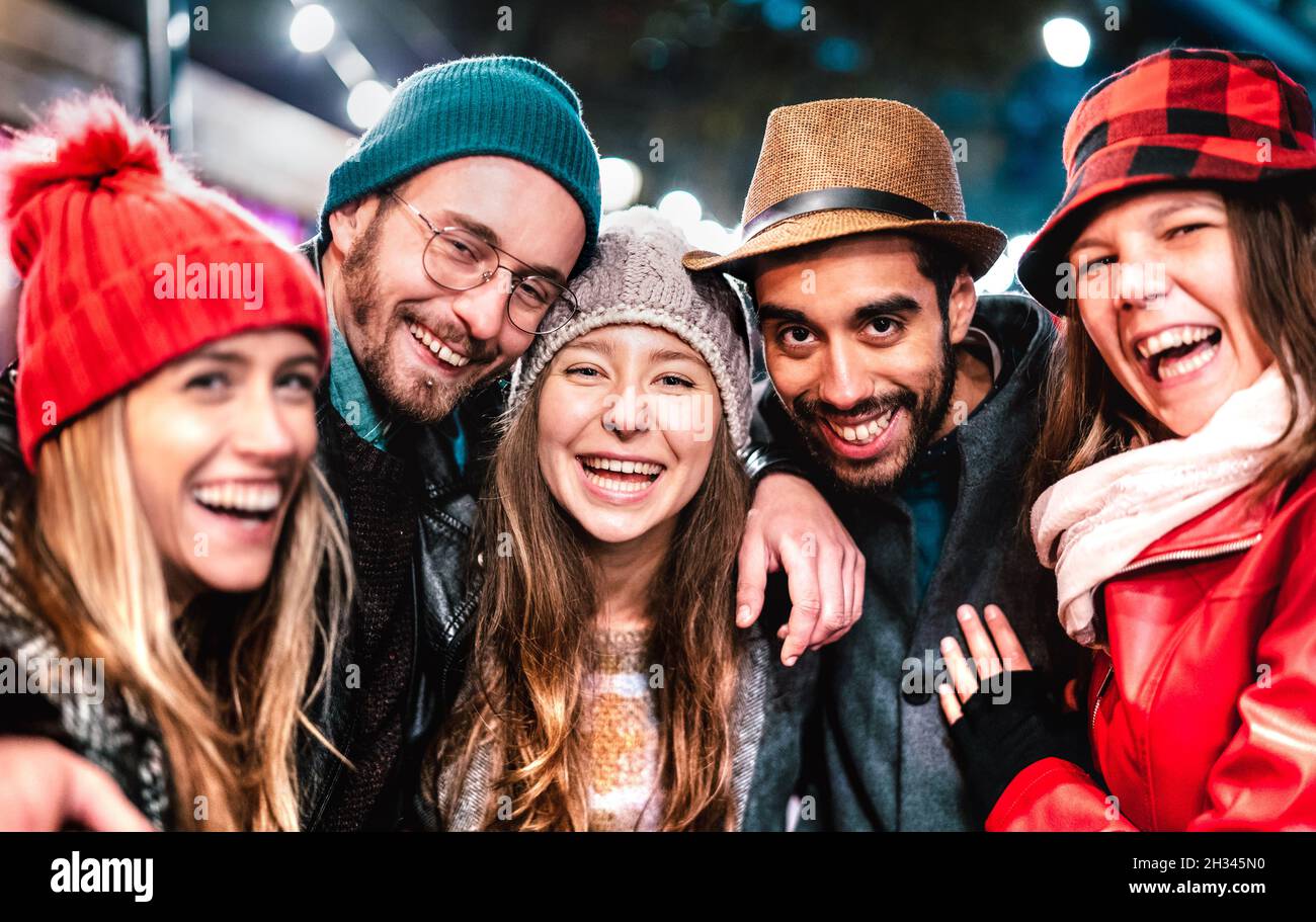 Les gars et les filles les plus grands amis prennent le selfie sur des vêtements chauds de mode la nuit - concept de style de vie heureux avec les gens de la vie de se divertir ensemble en plein air Banque D'Images