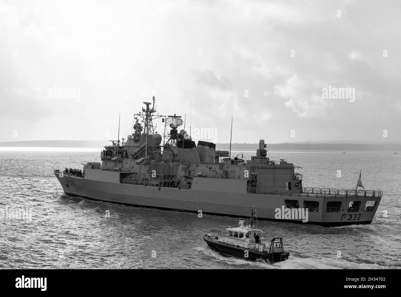 Frégate navale portugaise NRP Corte-Real (F332) quittant le port de Portsmouth après les exercices de l'OTAN. Banque D'Images