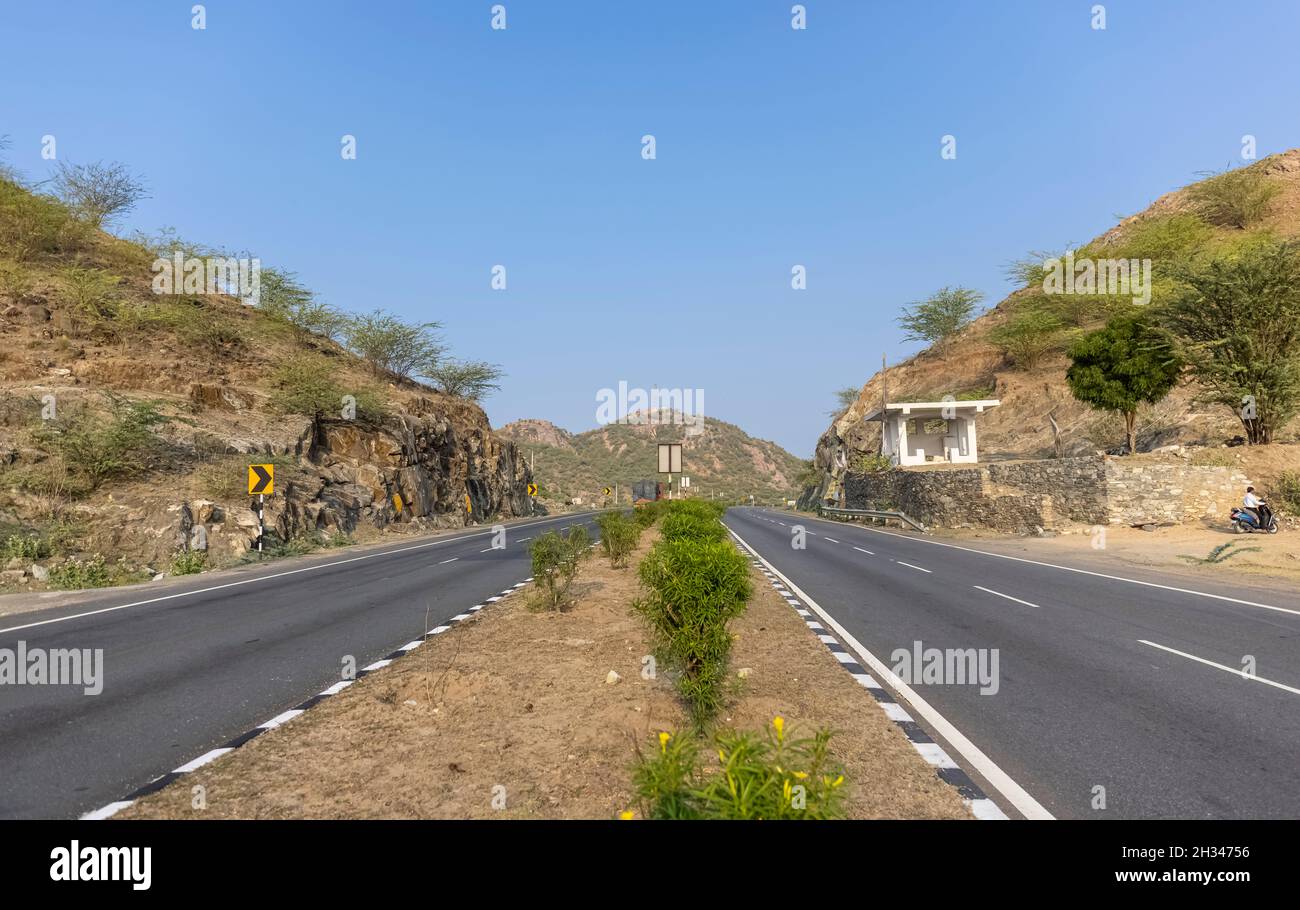 Jodhpur, Inde - juillet 2021: Autoroute nationale indienne, Paysage des routes indiennes sur la route nationale Jodhpur Jaipur avec des véhicules se déplaçant sur les routes. Banque D'Images