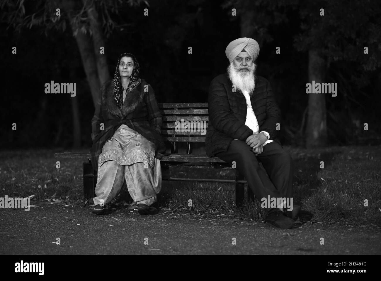 Homme indien portant le turban et femme assise sur le banc de parc public lors des célébrations de Diwali Grande-Bretagne octobre 2021 Banque D'Images