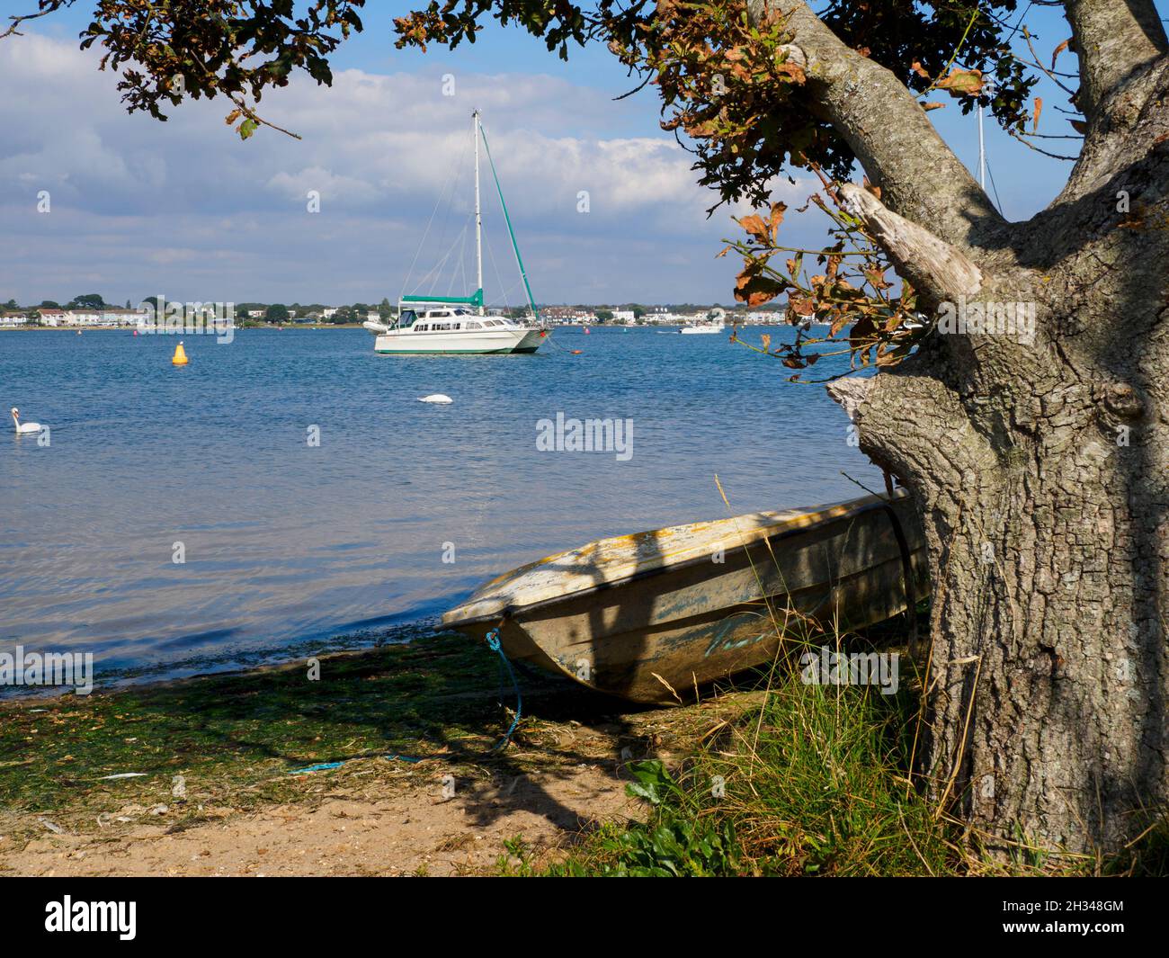 Vieux bateau sur la rive du port de Christchurch, Dorset, Royaume-Uni Banque D'Images