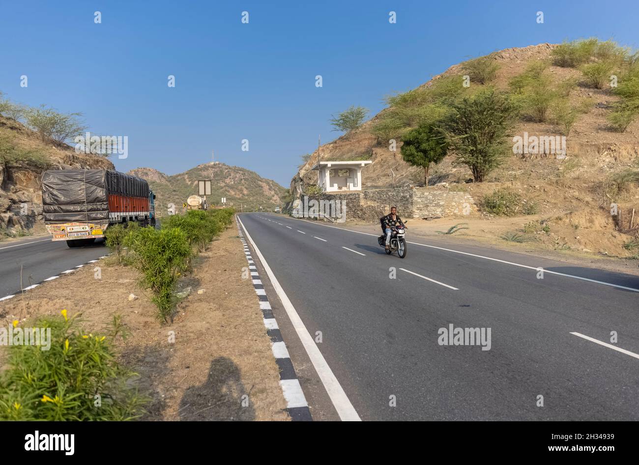 Jodhpur, Inde - juillet 2021: Autoroute nationale indienne, Paysage des routes indiennes sur la route nationale Jodhpur Jaipur avec des véhicules se déplaçant sur les routes. Banque D'Images