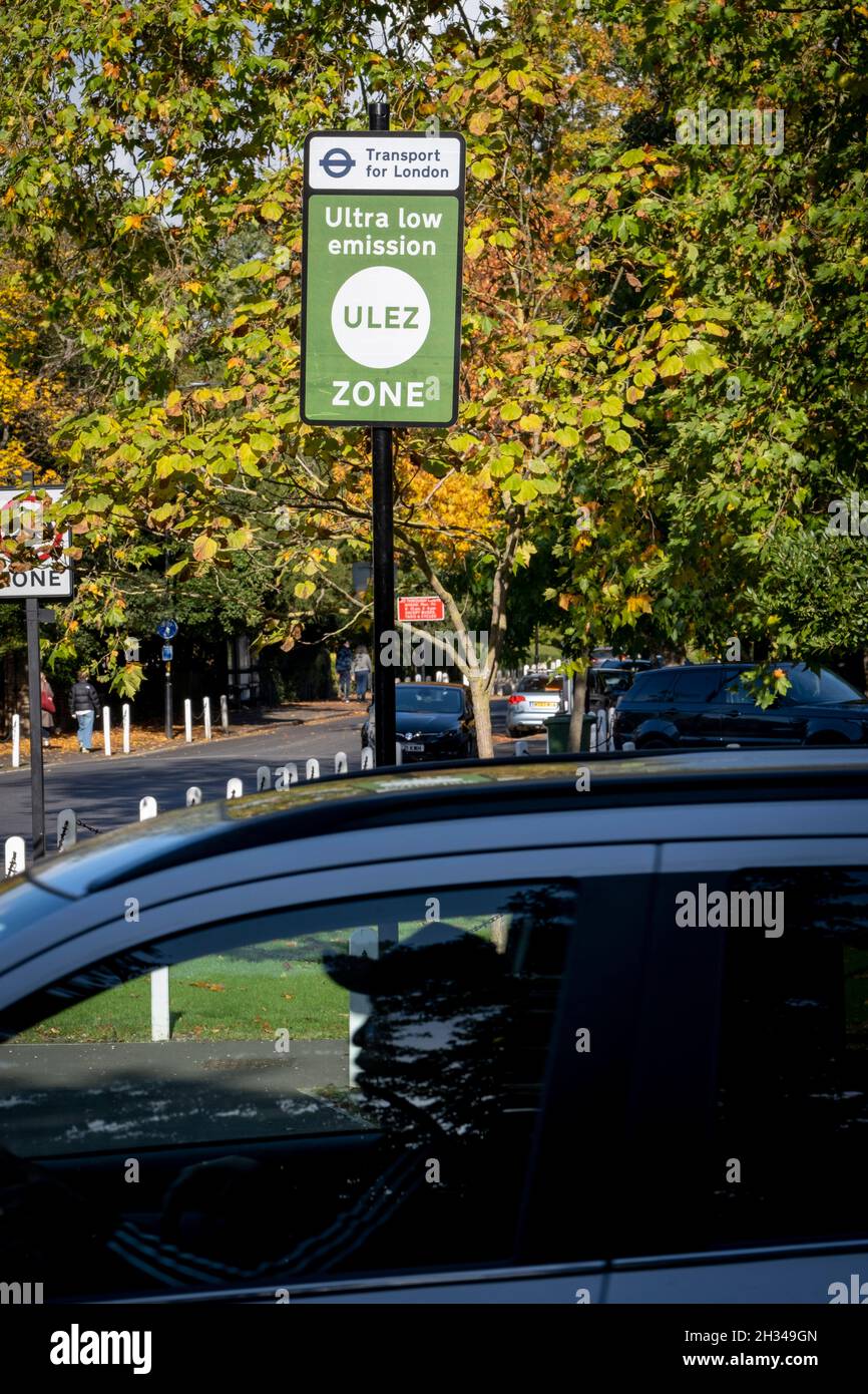 Transports pour Londres (TFL) de nouveaux panneaux pour la nouvelle zone d'émissions ultra-faibles (ULEZ) ont été érigés autour du périmètre de la route orbitale intérieure autour de la capitale,Et vu sur la circulaire du Sud à Dulwich le jour où la nouvelle région devient effective pour les véhicules plus récents, le 25 octobre 2021, à Londres, en Angleterre.Aujourd'hui 18 fois plus grande, la nouvelle zone ULEZ interdit les véhicules plus anciens comme les diesels polluants et les voitures à essence de plus de 2006 ans, une tentative de réduire les émissions toxiques qui nuisent davantage à la santé de 1 enfant sur 10 souffrant d'asthme.Les conducteurs de véhicules non exemptés peuvent entrer dans l'ULEZ après paiement Banque D'Images