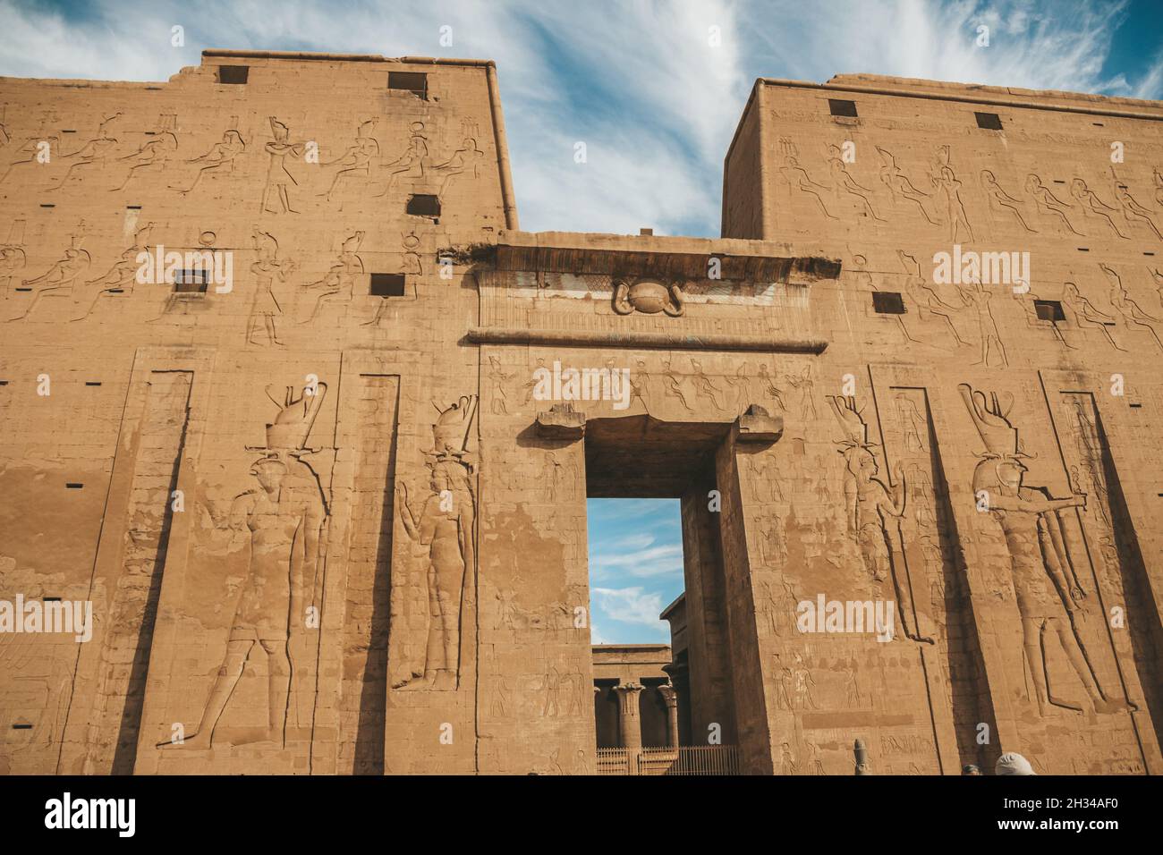 Les ruines de l'ancien temple d'Horus à Edfu, en Égypte Banque D'Images