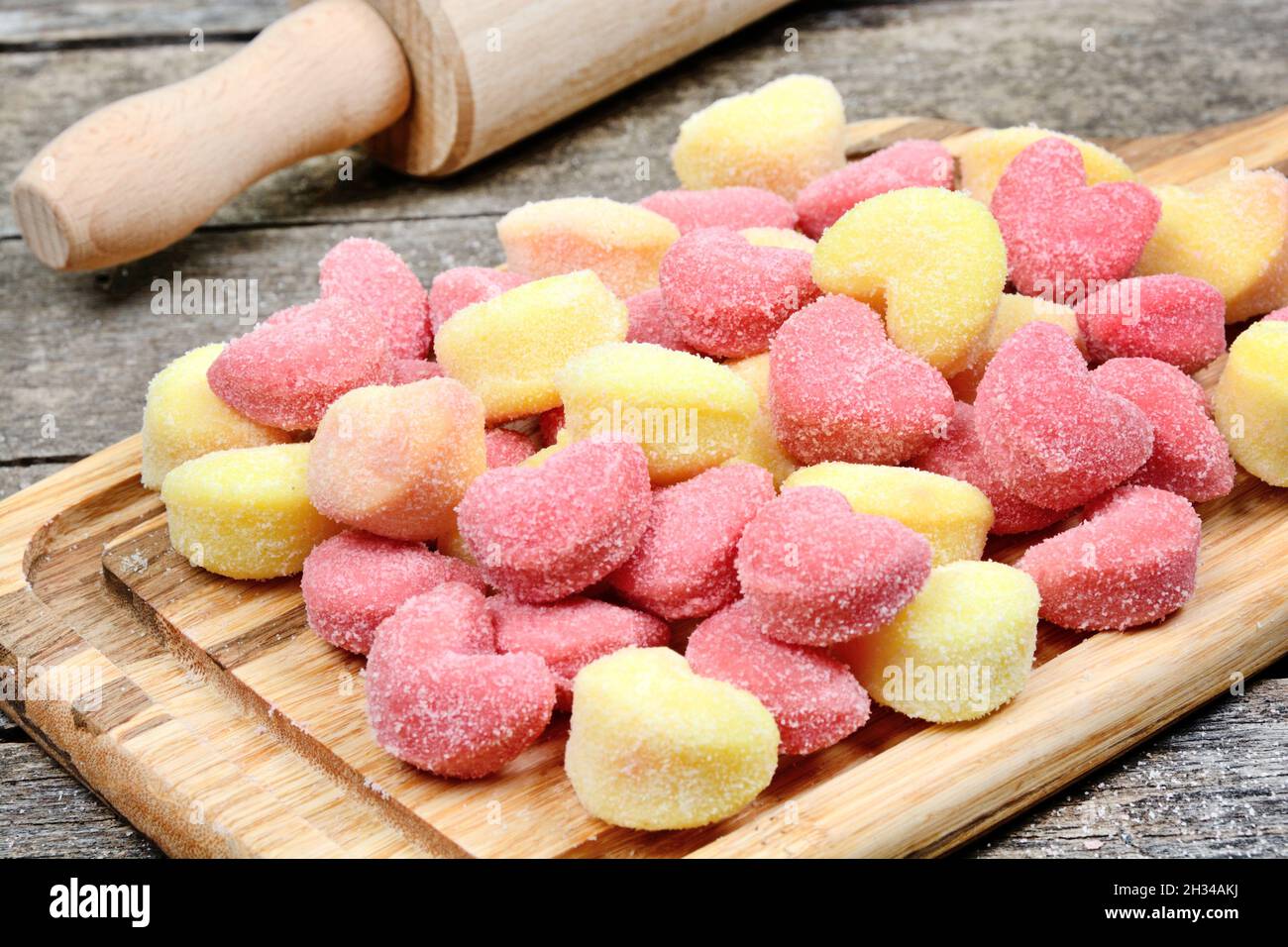 Gnocchi de pomme de terre cru non cuit sur une planche à découper en gros plan Banque D'Images