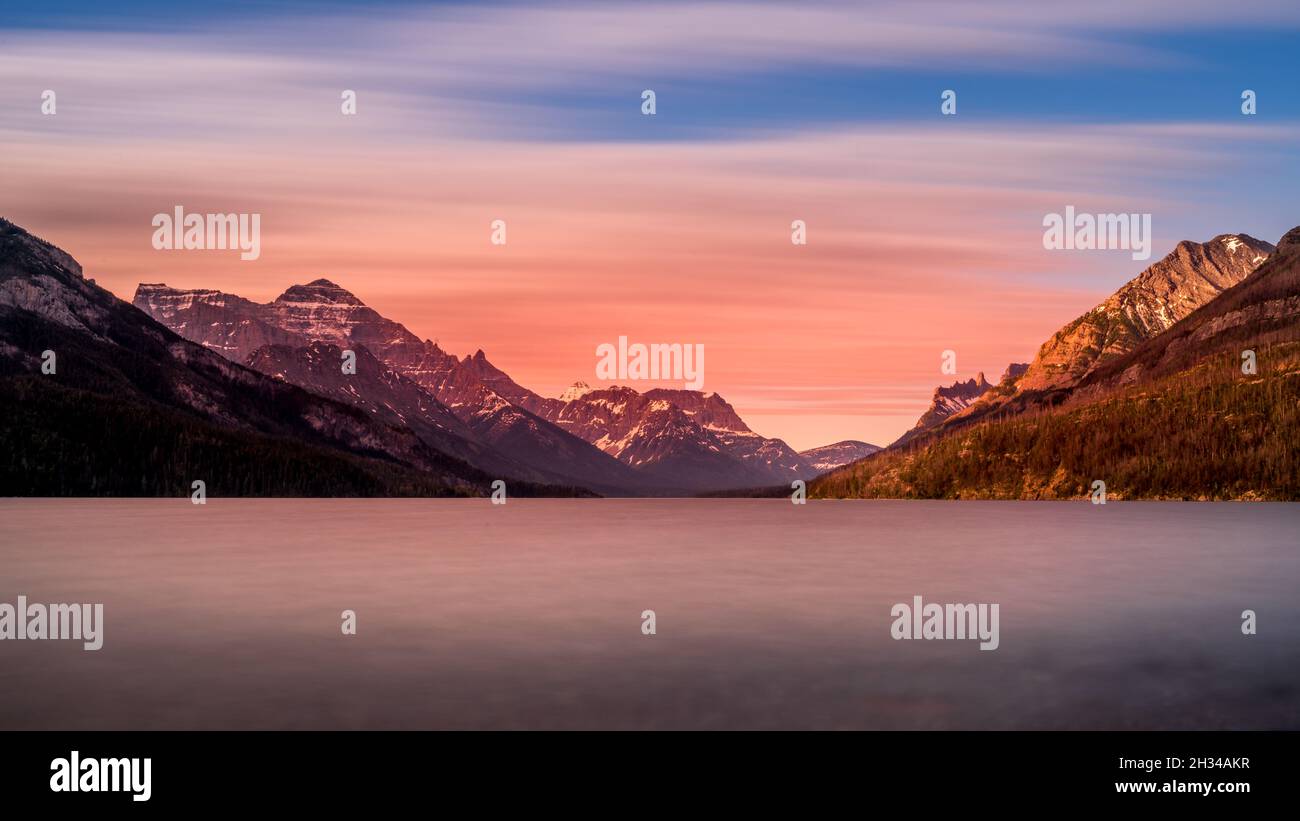 Exposition prolongée d'un coucher de soleil sur le lac Upper Waterton, dans le parc national des Lacs-Waterton, dans les Rocheuses canadiennes, juste au nord de la frontière américaine Banque D'Images