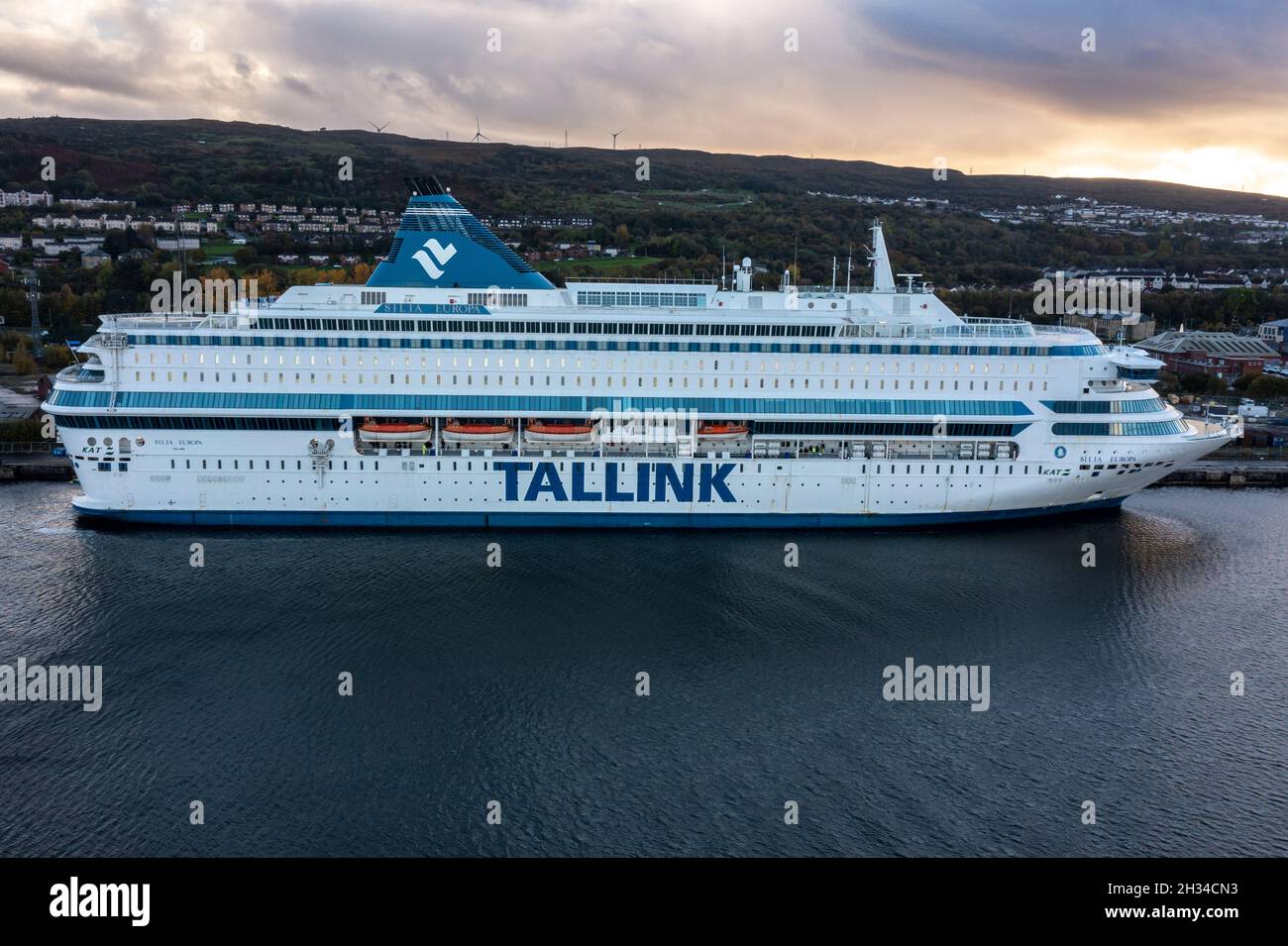 Glasgow, Écosse, Royaume-Uni.25 octobre 2021.PHOTO: Vue aérienne par drone de l'hébergement des délégués de la COP26 sous la forme d'un des deux navires de croisière qui est photographié à Greenock - MS Silja Europa, fournira 3,123 lits supplémentaires.Des navettes vous conduiront à bord du sommet.L'autre MS Romantika de Tallink, qui a une capacité de 2,500 personnes, a déjà amarré au quai du Roi George V.Crédit : Colin Fisher/Alay Live News Banque D'Images