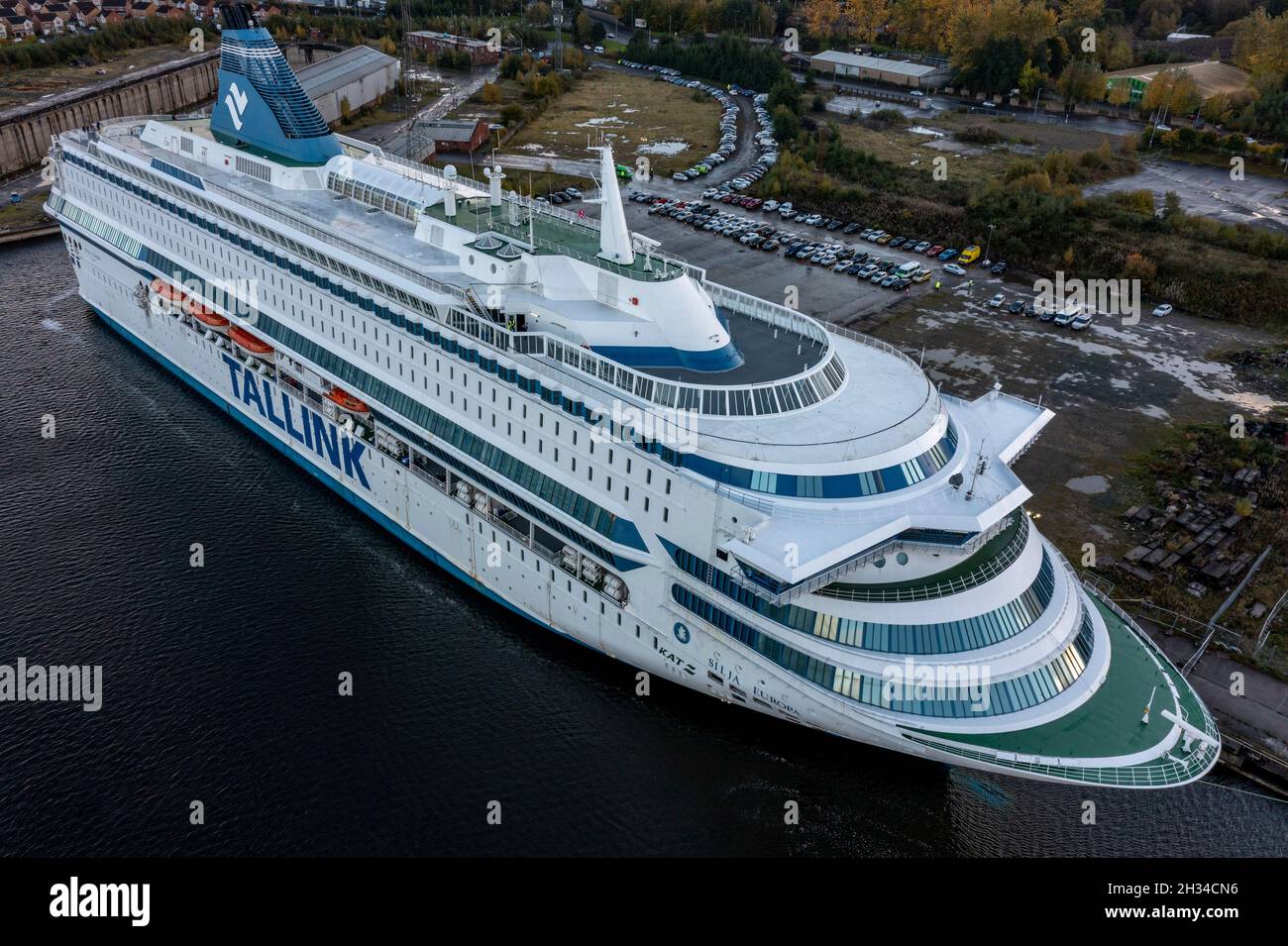 Glasgow, Écosse, Royaume-Uni.25 octobre 2021.PHOTO: Vue aérienne par drone de l'hébergement des délégués de la COP26 sous la forme d'un des deux navires de croisière qui est photographié à Greenock - MS Silja Europa, fournira 3,123 lits supplémentaires.Des navettes vous conduiront à bord du sommet.L'autre MS Romantika de Tallink, qui a une capacité de 2,500 personnes, a déjà amarré au quai du Roi George V.Crédit : Colin Fisher/Alay Live News Banque D'Images