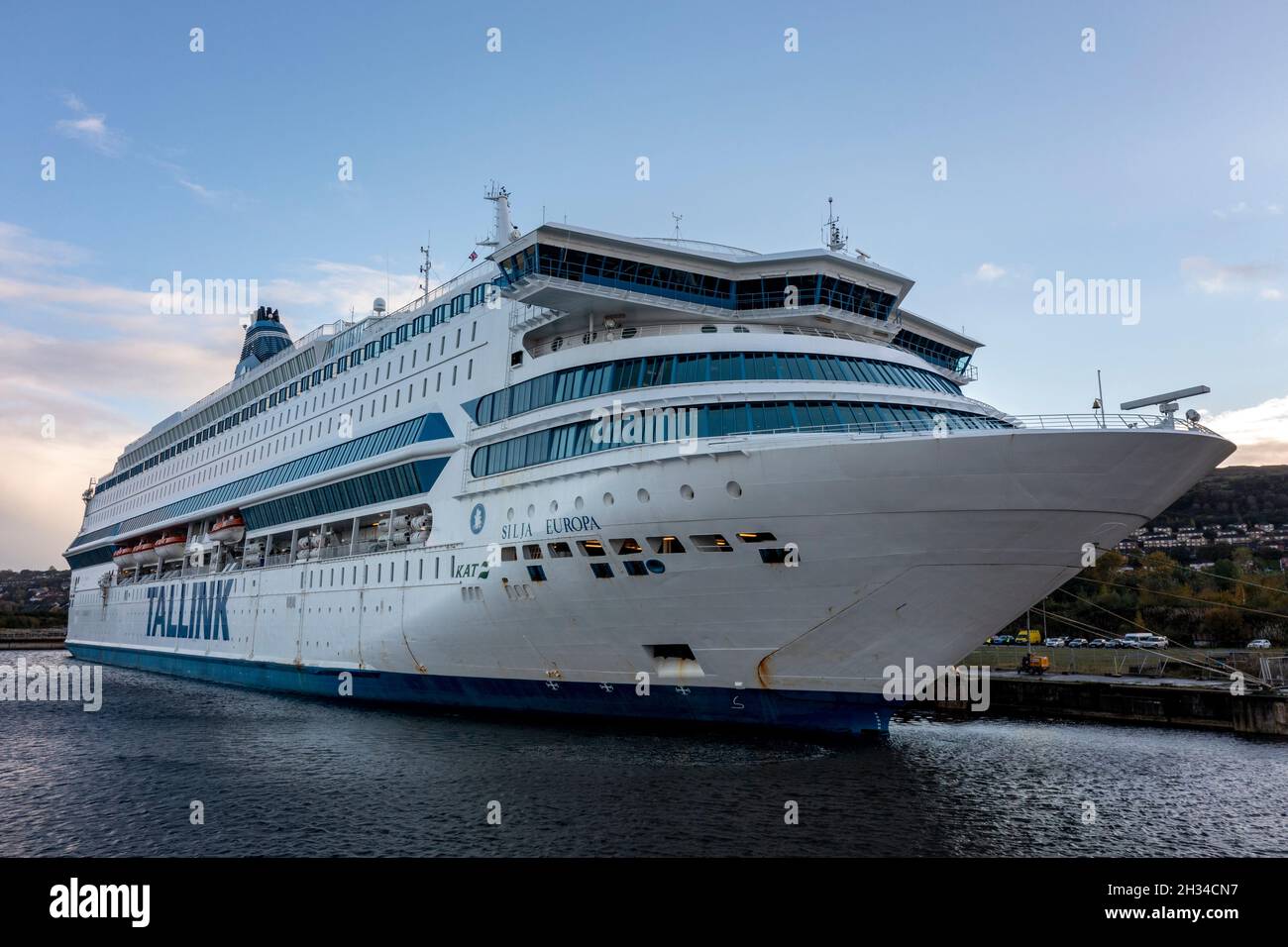 Glasgow, Écosse, Royaume-Uni.25 octobre 2021.PHOTO: Vue aérienne par drone de l'hébergement des délégués de la COP26 sous la forme d'un des deux navires de croisière qui est photographié à Greenock - MS Silja Europa, fournira 3,123 lits supplémentaires.Des navettes vous conduiront à bord du sommet.L'autre MS Romantika de Tallink, qui a une capacité de 2,500 personnes, a déjà amarré au quai du Roi George V.Crédit : Colin Fisher/Alay Live News Banque D'Images
