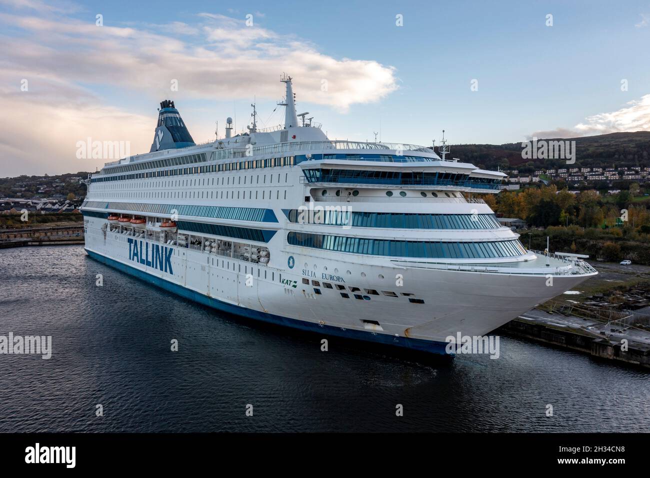 Glasgow, Écosse, Royaume-Uni.25 octobre 2021.PHOTO: Vue aérienne par drone de l'hébergement des délégués de la COP26 sous la forme d'un des deux navires de croisière qui est photographié à Greenock - MS Silja Europa, fournira 3,123 lits supplémentaires.Des navettes vous conduiront à bord du sommet.L'autre MS Romantika de Tallink, qui a une capacité de 2,500 personnes, a déjà amarré au quai du Roi George V.Crédit : Colin Fisher/Alay Live News Banque D'Images