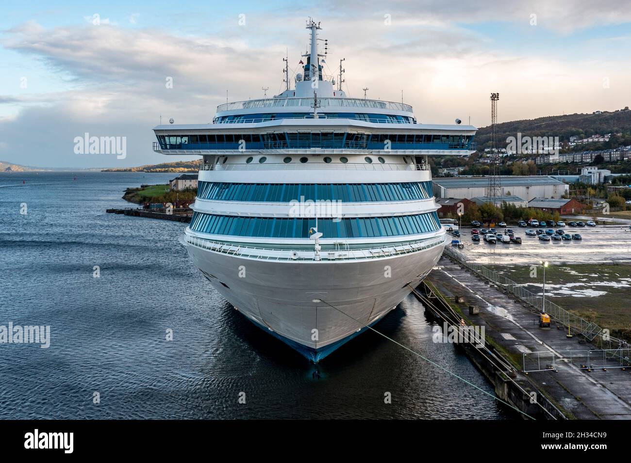 Glasgow, Écosse, Royaume-Uni.25 octobre 2021.PHOTO: Vue aérienne par drone de l'hébergement des délégués de la COP26 sous la forme d'un des deux navires de croisière qui est photographié à Greenock - MS Silja Europa, fournira 3,123 lits supplémentaires.Des navettes vous conduiront à bord du sommet.L'autre MS Romantika de Tallink, qui a une capacité de 2,500 personnes, a déjà amarré au quai du Roi George V.Crédit : Colin Fisher/Alay Live News Banque D'Images