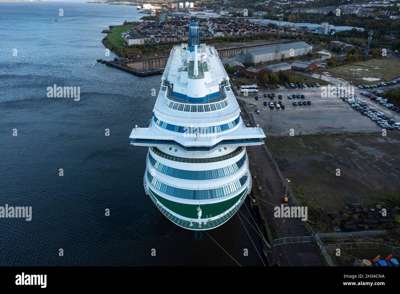 Glasgow, Écosse, Royaume-Uni.25 octobre 2021.PHOTO: Vue aérienne par drone de l'hébergement des délégués de la COP26 sous la forme d'un des deux navires de croisière qui est photographié à Greenock - MS Silja Europa, fournira 3,123 lits supplémentaires.Des navettes vous conduiront à bord du sommet.L'autre MS Romantika de Tallink, qui a une capacité de 2,500 personnes, a déjà amarré au quai du Roi George V.Crédit : Colin Fisher/Alay Live News Banque D'Images