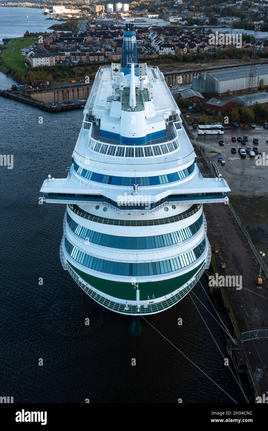Glasgow, Écosse, Royaume-Uni.25 octobre 2021.PHOTO: Vue aérienne par drone de l'hébergement des délégués de la COP26 sous la forme d'un des deux navires de croisière qui est photographié à Greenock - MS Silja Europa, fournira 3,123 lits supplémentaires.Des navettes vous conduiront à bord du sommet.L'autre MS Romantika de Tallink, qui a une capacité de 2,500 personnes, a déjà amarré au quai du Roi George V.Crédit : Colin Fisher/Alay Live News Banque D'Images