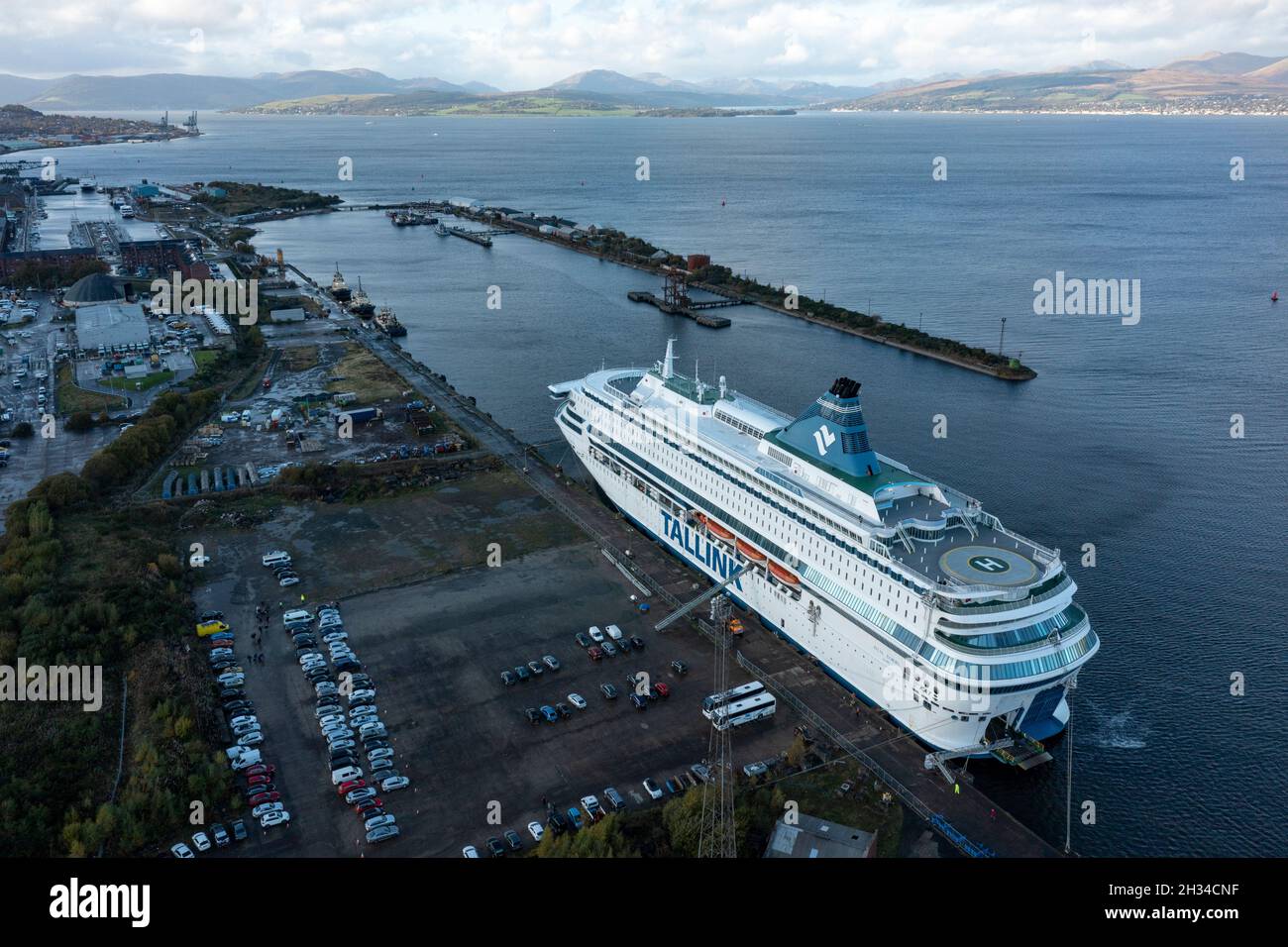 Glasgow, Écosse, Royaume-Uni.25 octobre 2021.PHOTO: Vue aérienne par drone de l'hébergement des délégués de la COP26 sous la forme d'un des deux navires de croisière qui est photographié à Greenock - MS Silja Europa, fournira 3,123 lits supplémentaires.Des navettes vous conduiront à bord du sommet.L'autre MS Romantika de Tallink, qui a une capacité de 2,500 personnes, a déjà amarré au quai du Roi George V.Crédit : Colin Fisher/Alay Live News Banque D'Images