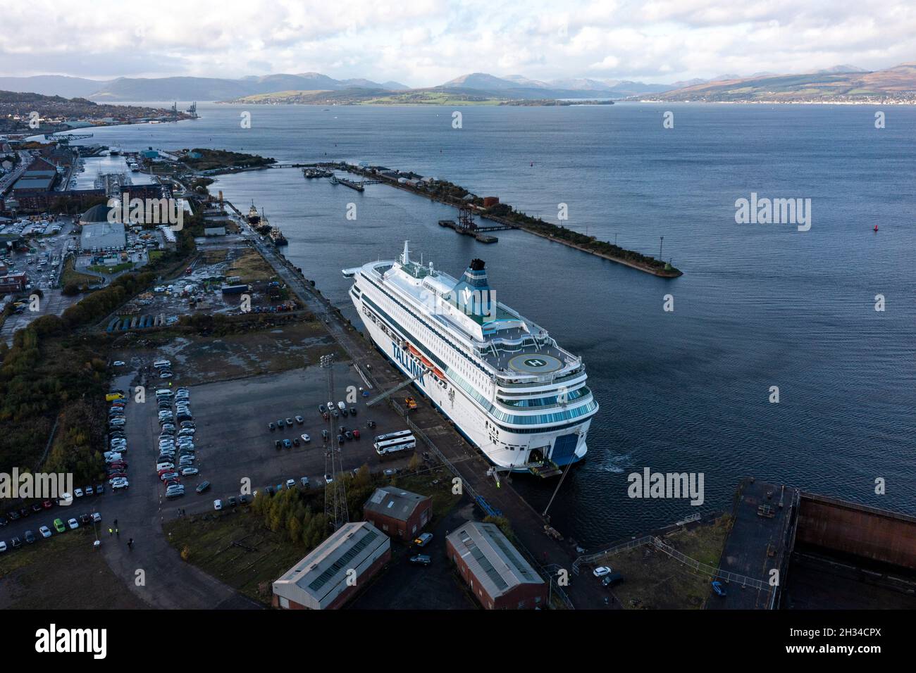 Glasgow, Écosse, Royaume-Uni.25 octobre 2021.PHOTO: Vue aérienne par drone de l'hébergement des délégués de la COP26 sous la forme d'un des deux navires de croisière qui est photographié à Greenock - MS Silja Europa, fournira 3,123 lits supplémentaires.Des navettes vous conduiront à bord du sommet.L'autre MS Romantika de Tallink, qui a une capacité de 2,500 personnes, a déjà amarré au quai du Roi George V.Crédit : Colin Fisher/Alay Live News Banque D'Images