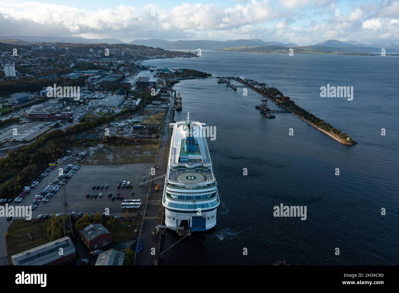 Glasgow, Écosse, Royaume-Uni.25 octobre 2021.PHOTO: Vue aérienne par drone de l'hébergement des délégués de la COP26 sous la forme d'un des deux navires de croisière qui est photographié à Greenock - MS Silja Europa, fournira 3,123 lits supplémentaires.Des navettes vous conduiront à bord du sommet.L'autre MS Romantika de Tallink, qui a une capacité de 2,500 personnes, a déjà amarré au quai du Roi George V.Crédit : Colin Fisher/Alay Live News Banque D'Images