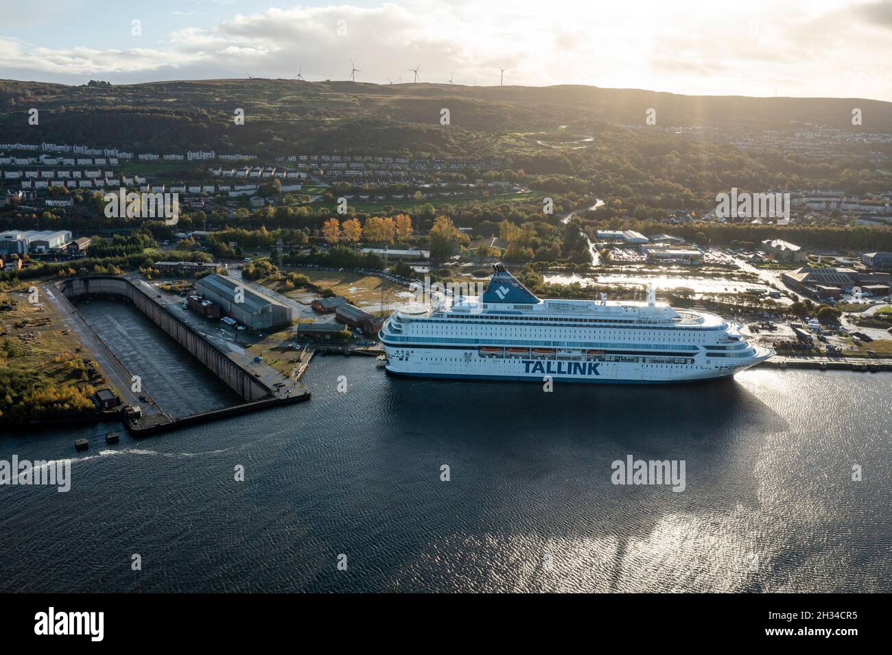 Glasgow, Écosse, Royaume-Uni.25 octobre 2021.PHOTO: Vue aérienne par drone de l'hébergement des délégués de la COP26 sous la forme d'un des deux navires de croisière qui est photographié à Greenock - MS Silja Europa, fournira 3,123 lits supplémentaires.Des navettes vous conduiront à bord du sommet.L'autre MS Romantika de Tallink, qui a une capacité de 2,500 personnes, a déjà amarré au quai du Roi George V.Crédit : Colin Fisher/Alay Live News Banque D'Images