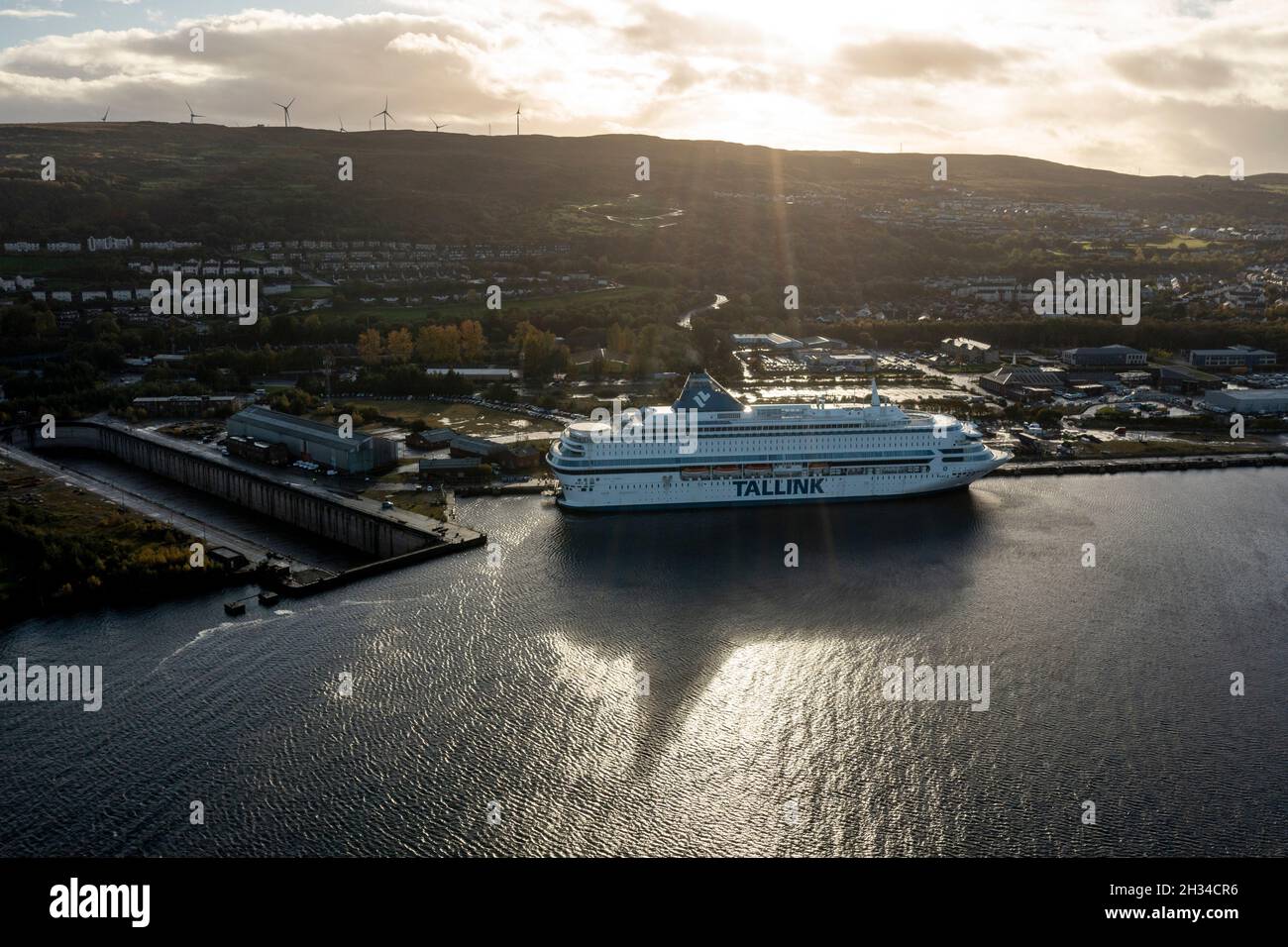Glasgow, Écosse, Royaume-Uni.25 octobre 2021.PHOTO: Vue aérienne par drone de l'hébergement des délégués de la COP26 sous la forme d'un des deux navires de croisière qui est photographié à Greenock - MS Silja Europa, fournira 3,123 lits supplémentaires.Des navettes vous conduiront à bord du sommet.L'autre MS Romantika de Tallink, qui a une capacité de 2,500 personnes, a déjà amarré au quai du Roi George V.Crédit : Colin Fisher/Alay Live News Banque D'Images