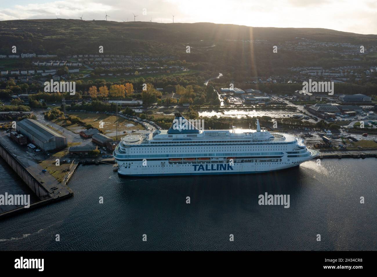 Glasgow, Écosse, Royaume-Uni.25 octobre 2021.PHOTO: Vue aérienne par drone de l'hébergement des délégués de la COP26 sous la forme d'un des deux navires de croisière qui est photographié à Greenock - MS Silja Europa, fournira 3,123 lits supplémentaires.Des navettes vous conduiront à bord du sommet.L'autre MS Romantika de Tallink, qui a une capacité de 2,500 personnes, a déjà amarré au quai du Roi George V.Crédit : Colin Fisher/Alay Live News Banque D'Images