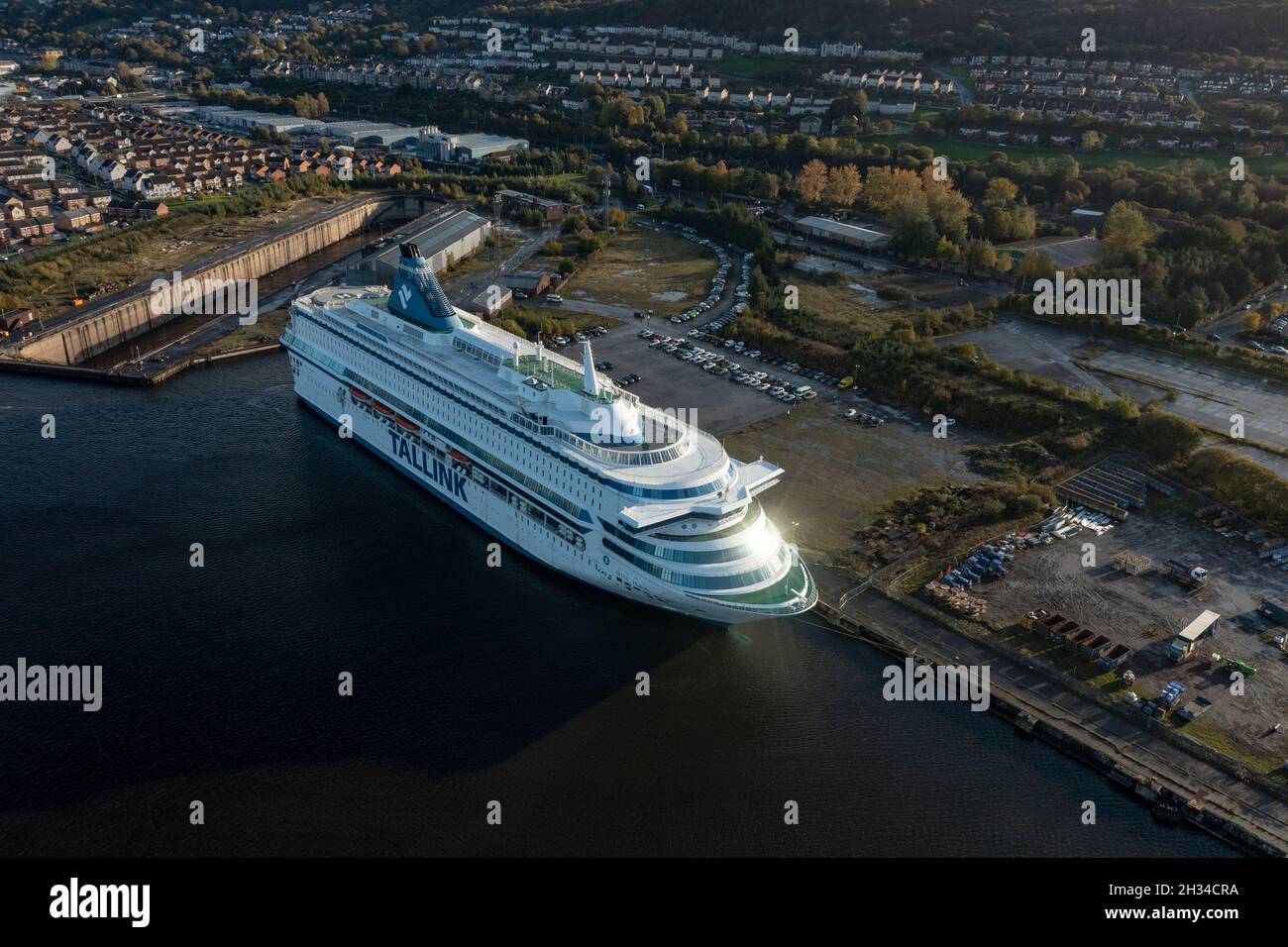 Glasgow, Écosse, Royaume-Uni.25 octobre 2021.PHOTO: Vue aérienne par drone de l'hébergement des délégués de la COP26 sous la forme d'un des deux navires de croisière qui est photographié à Greenock - MS Silja Europa, fournira 3,123 lits supplémentaires.Des navettes vous conduiront à bord du sommet.L'autre MS Romantika de Tallink, qui a une capacité de 2,500 personnes, a déjà amarré au quai du Roi George V.Crédit : Colin Fisher/Alay Live News Banque D'Images