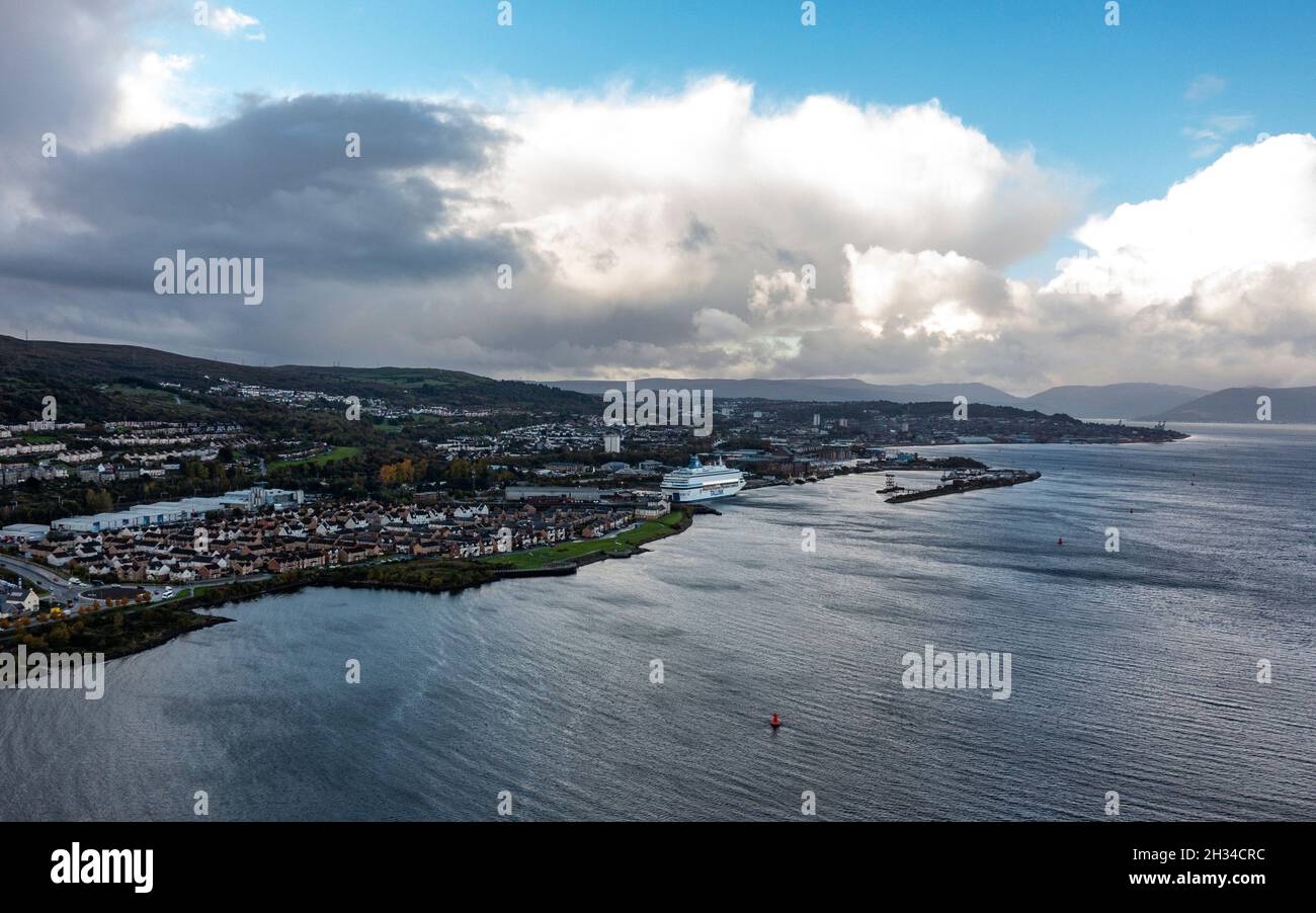 Glasgow, Écosse, Royaume-Uni.25 octobre 2021.PHOTO: Vue aérienne par drone de l'hébergement des délégués de la COP26 sous la forme d'un des deux navires de croisière qui est photographié à Greenock - MS Silja Europa, fournira 3,123 lits supplémentaires.Des navettes vous conduiront à bord du sommet.L'autre MS Romantika de Tallink, qui a une capacité de 2,500 personnes, a déjà amarré au quai du Roi George V.Crédit : Colin Fisher/Alay Live News Banque D'Images