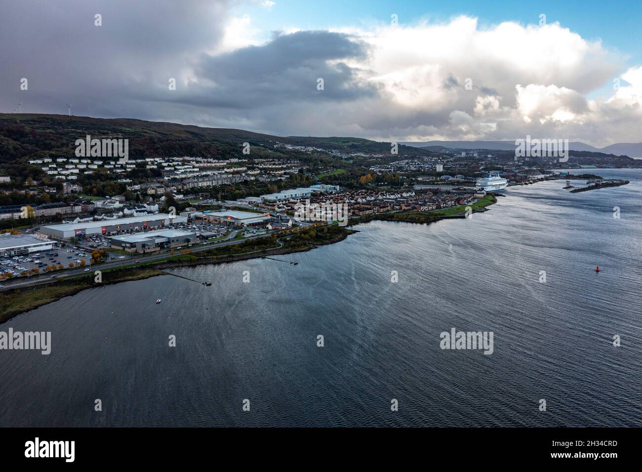 Glasgow, Écosse, Royaume-Uni.25 octobre 2021.PHOTO: Vue aérienne par drone de l'hébergement des délégués de la COP26 sous la forme d'un des deux navires de croisière qui est photographié à Greenock - MS Silja Europa, fournira 3,123 lits supplémentaires.Des navettes vous conduiront à bord du sommet.L'autre MS Romantika de Tallink, qui a une capacité de 2,500 personnes, a déjà amarré au quai du Roi George V.Crédit : Colin Fisher/Alay Live News Banque D'Images