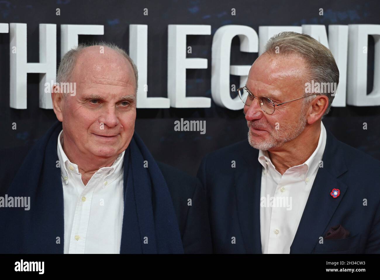 De gauche à droite : Uli HOENESS (Höness, Président honoraire du FC Bayern Munich), Karl Heinz RUMMENIGGE (ancien PDG).Première partie pour l'Amazonie documentaire original FC BAYERN - DERRIÈRE LA LÉGENDE le 25 octobre 2021 à l'Arri Kino à Munich.Moquette rouge. Banque D'Images