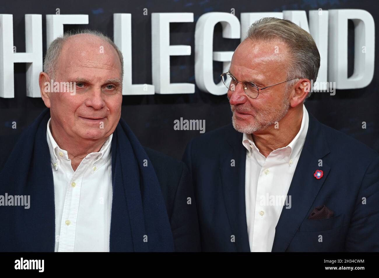 De gauche à droite : Uli HOENESS (Höness, Président honoraire du FC Bayern Munich), Karl Heinz RUMMENIGGE (ancien PDG).Première partie pour l'Amazonie documentaire original FC BAYERN - DERRIÈRE LA LÉGENDE le 25 octobre 2021 à l'Arri Kino à Munich.Moquette rouge. Banque D'Images